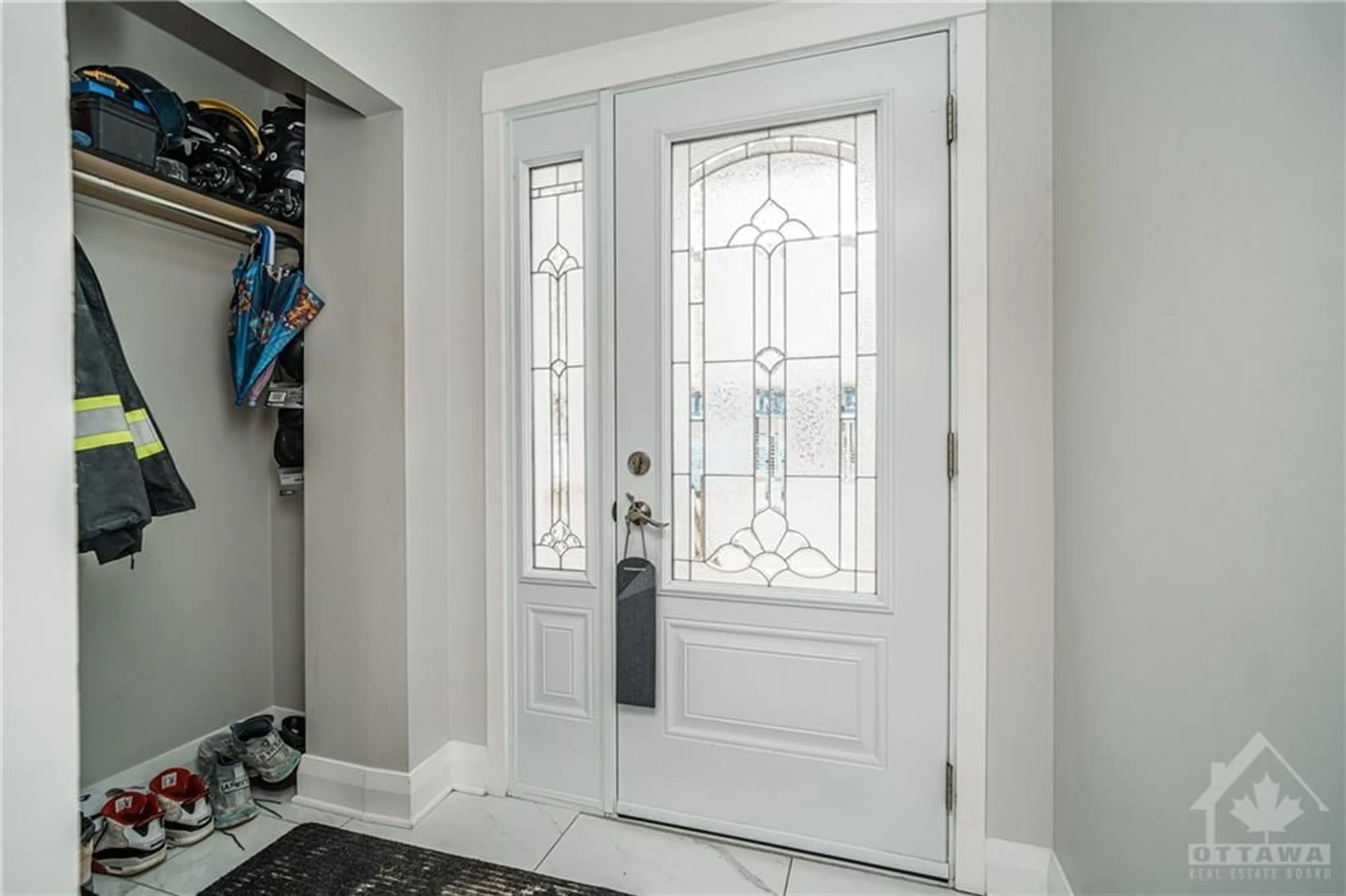 Indoor entryway for 374 POULIN Ave, Ottawa Ontario K2B 5V3