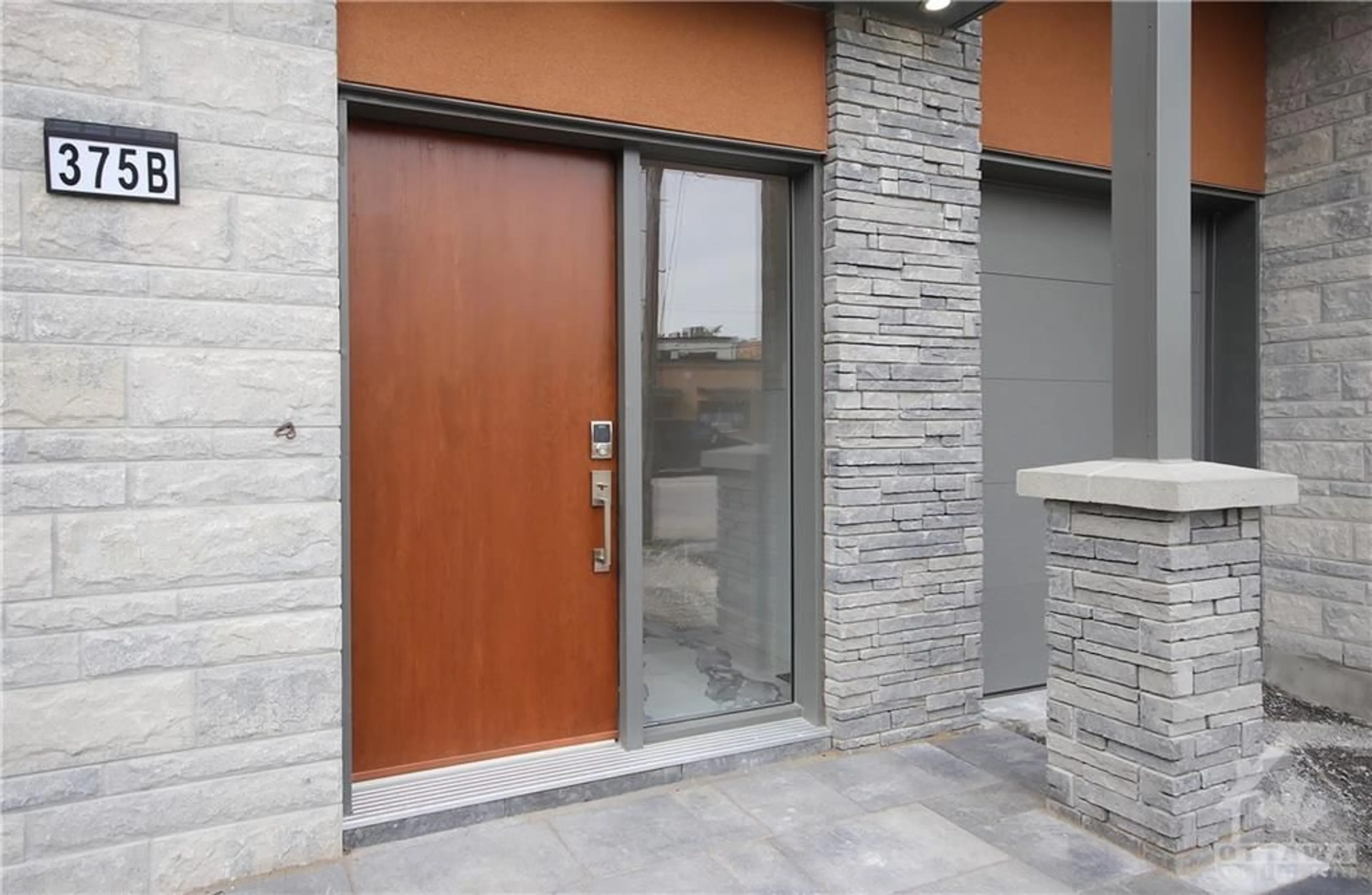 Indoor foyer for 375 MADISON Ave #B, Ottawa Ontario K2A 0B6