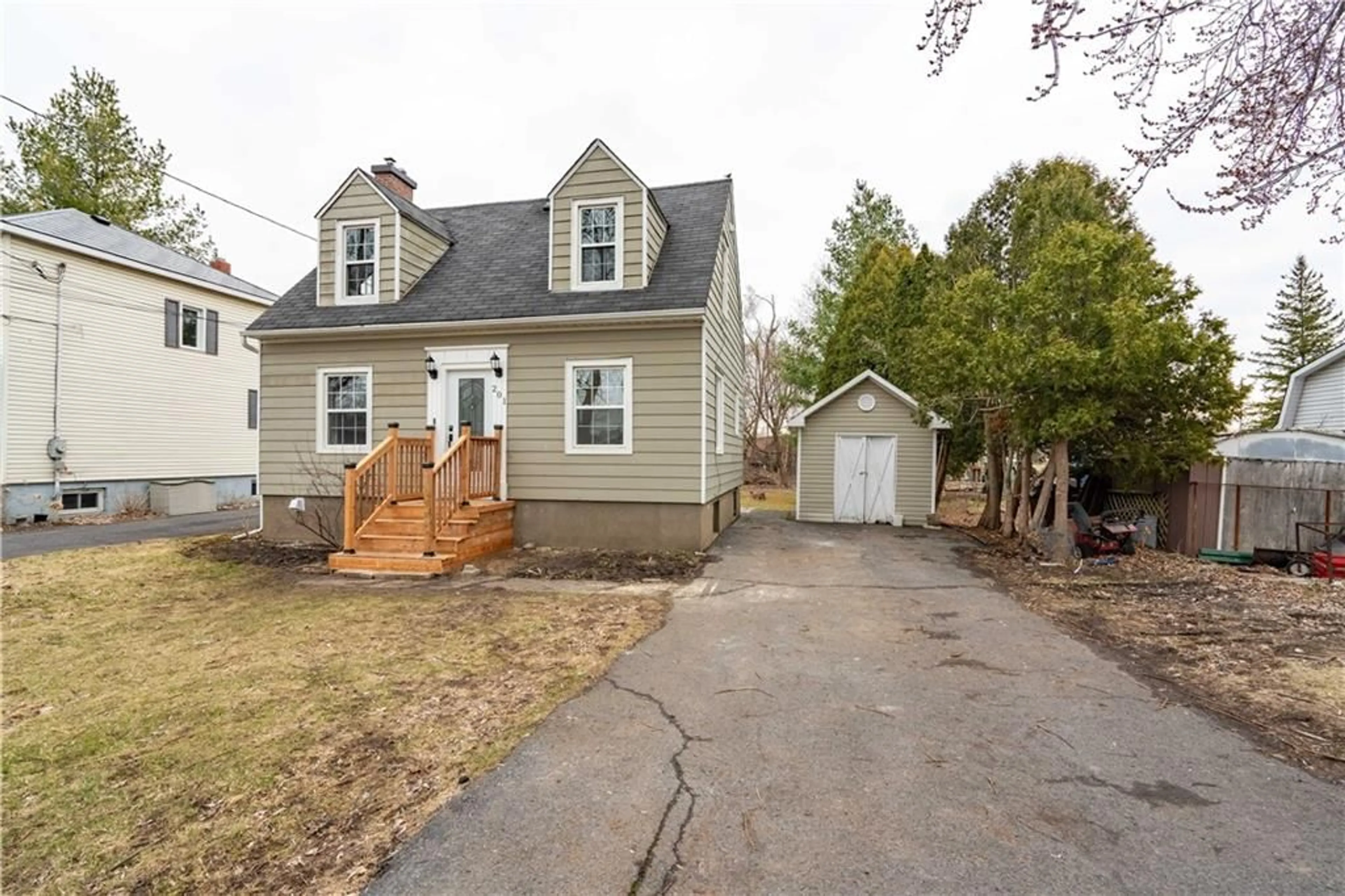 Frontside or backside of a home for 201 HOOPLE Ave, Cornwall Ontario K6J 2A4
