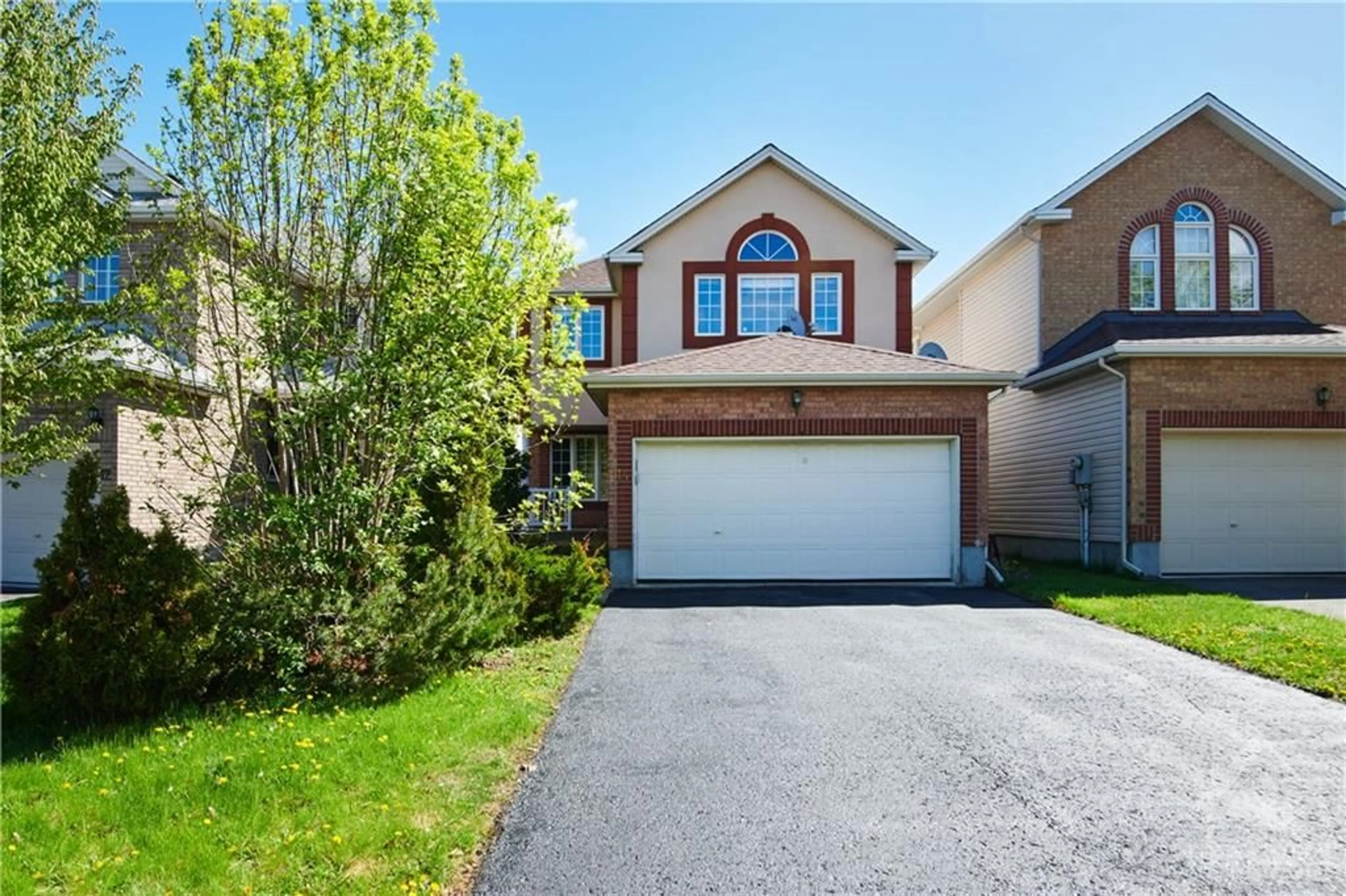 Frontside or backside of a home for 14 CRAIGHALL Cir, Ottawa Ontario K1T 4B4
