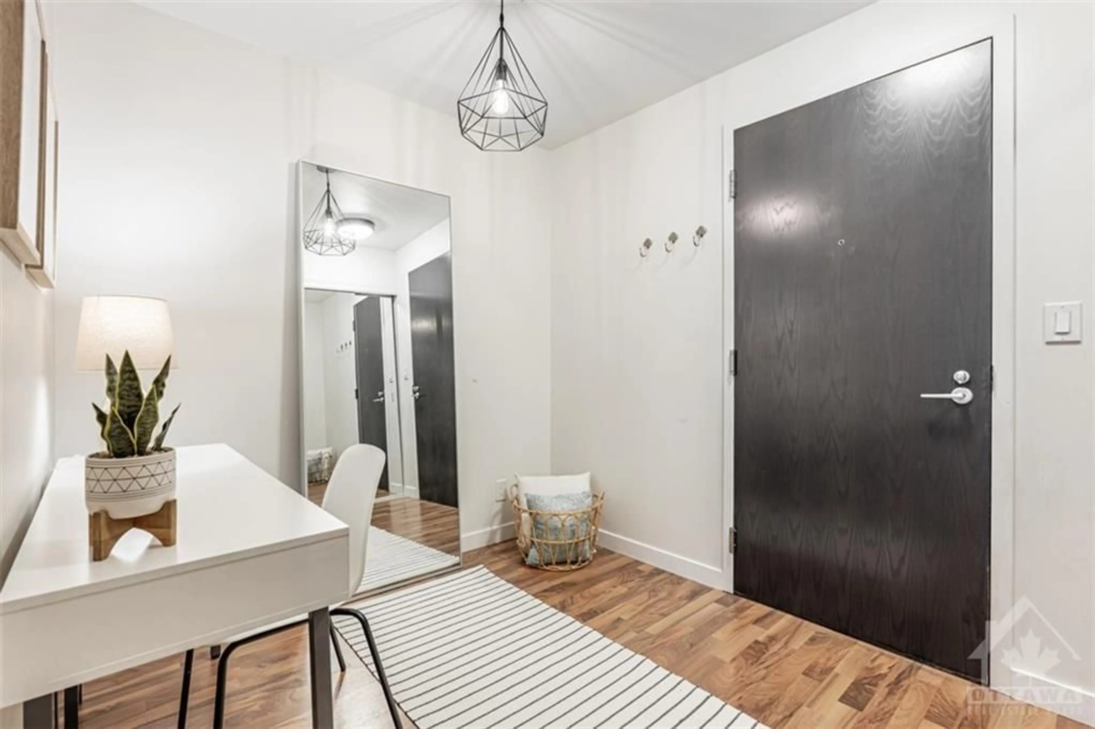 Indoor entryway for 1005 KING St #401, Toronto Ontario M6K 3M8