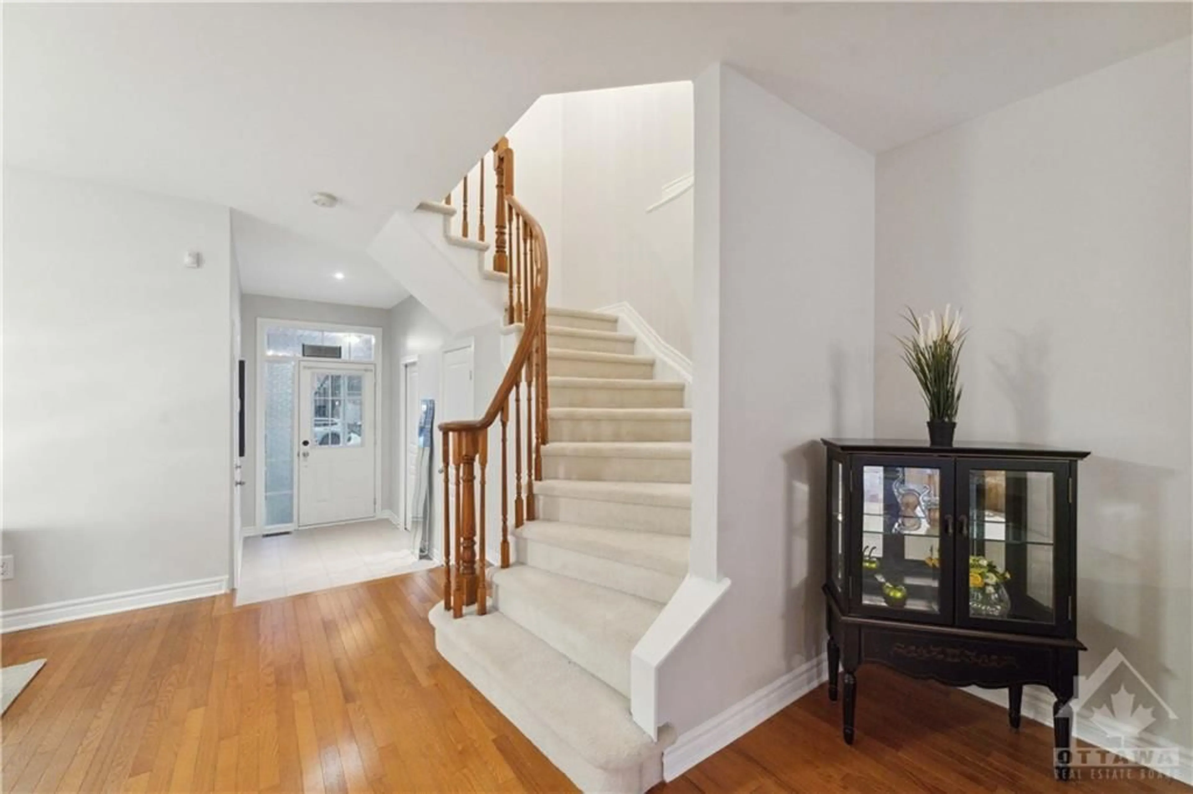 Indoor foyer for 246 TANDALEE Cres, Ottawa Ontario K2M 0A1