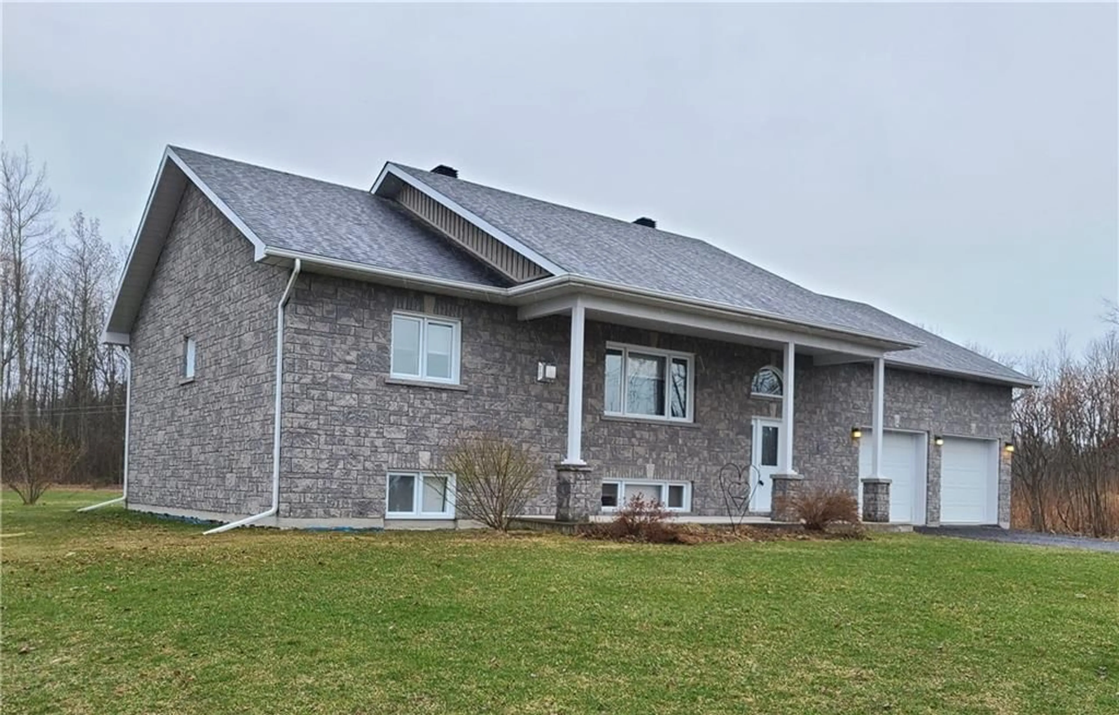 A pic from exterior of the house or condo for 15062 COLONIAL Dr, Ingleside Ontario K0C 1M0