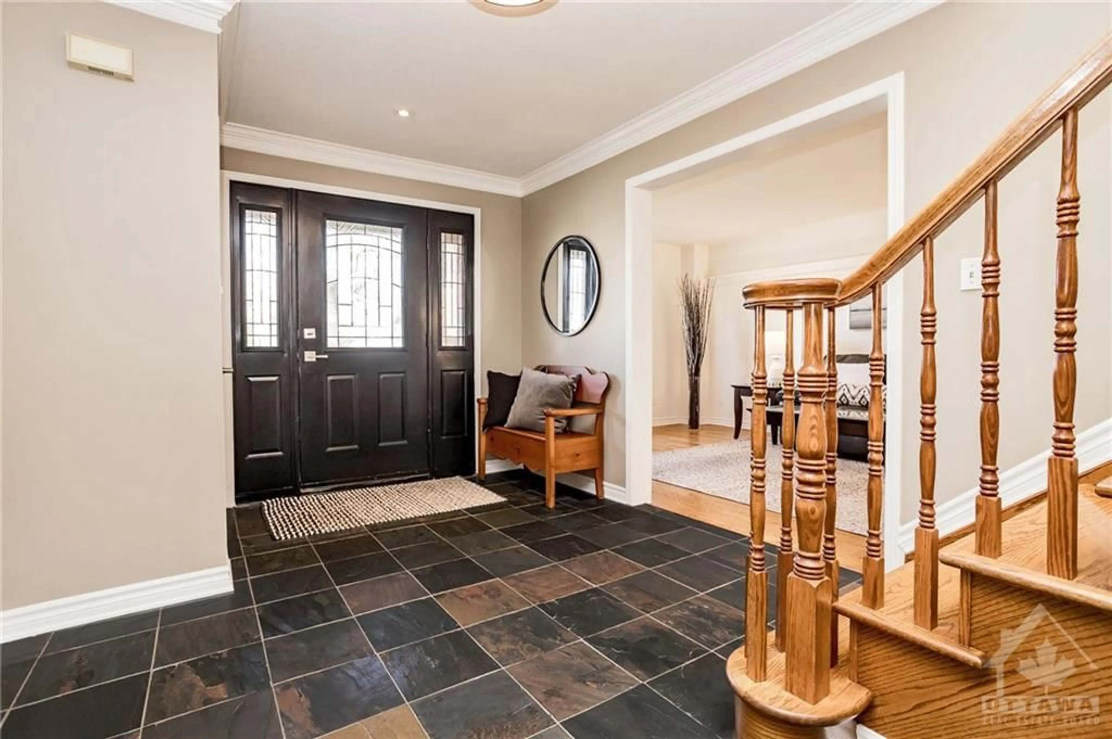 Indoor entryway for 39 KYLE Ave, Ottawa Ontario K2S 1G9
