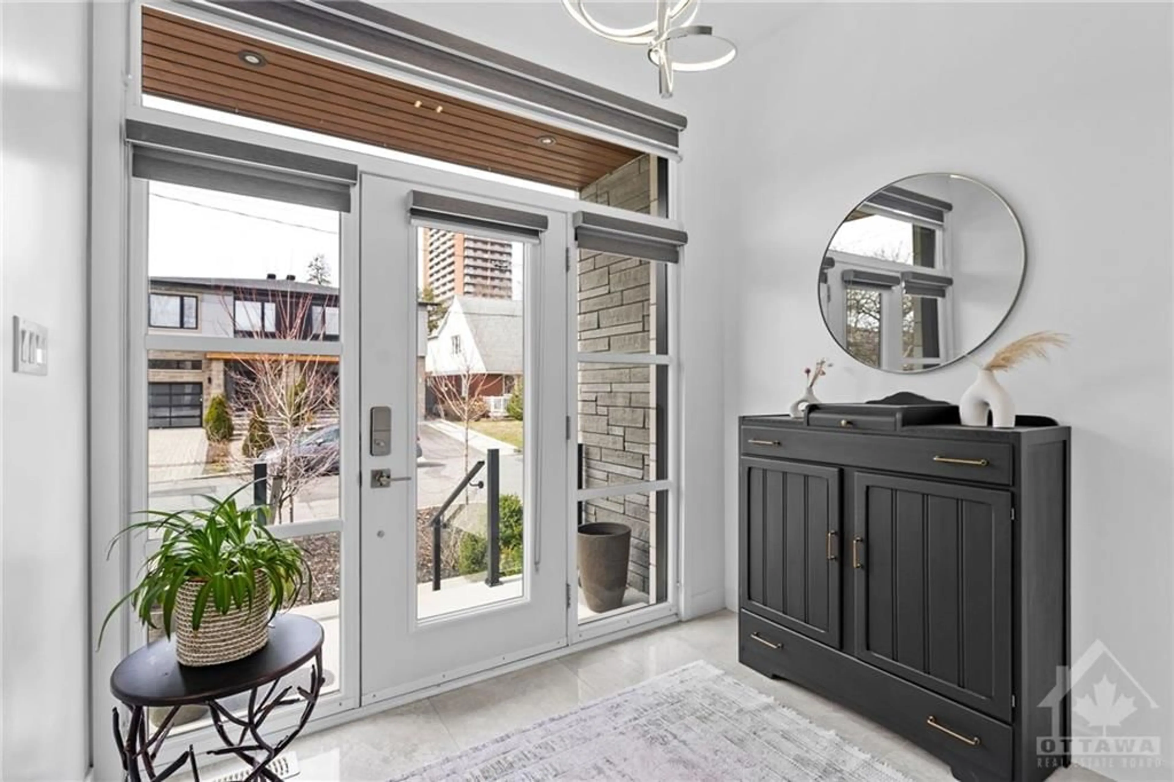 Indoor entryway for 623 WESTVIEW Ave #B, Ottawa Ontario K1Z 6E2