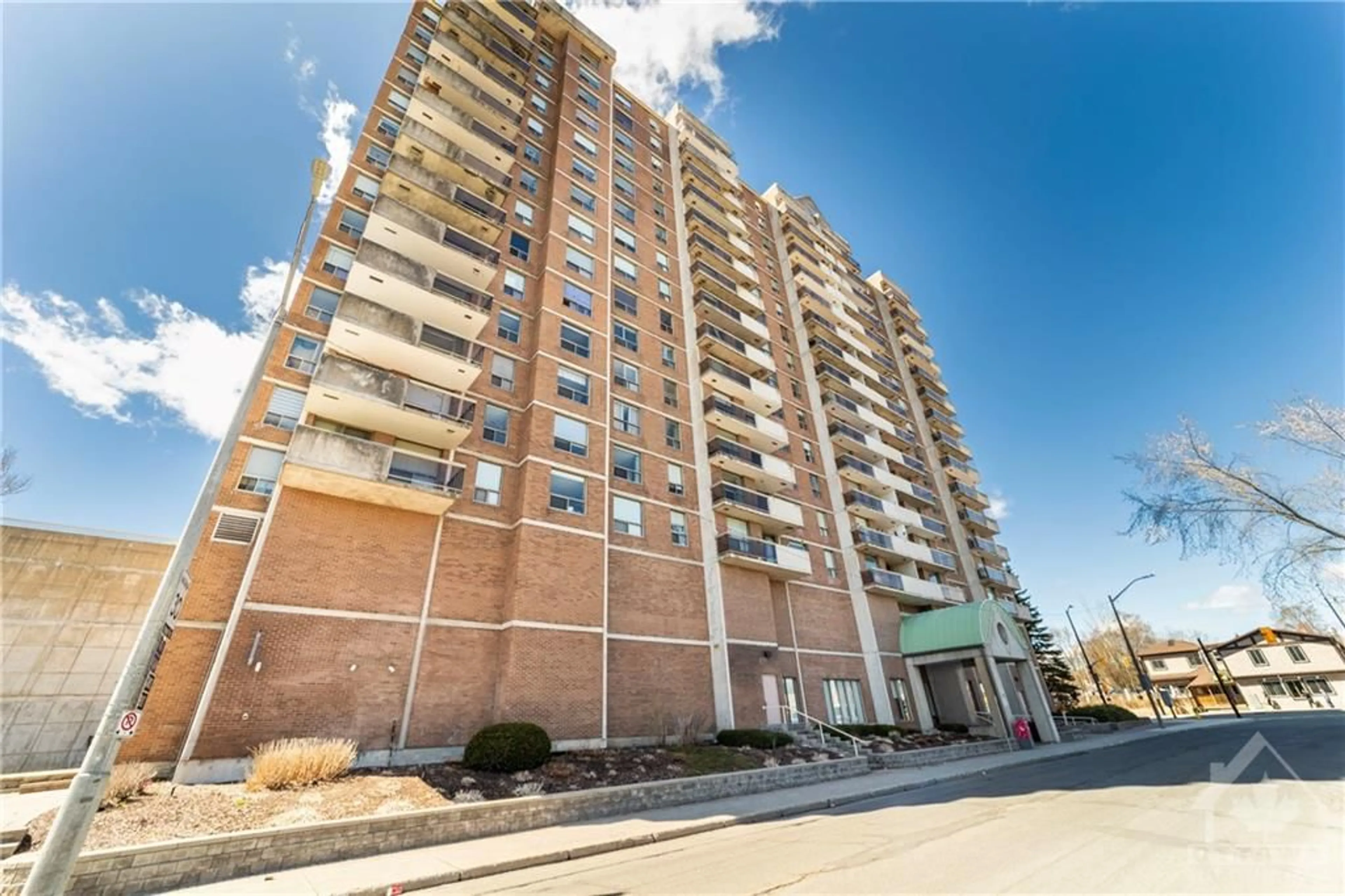 A pic from exterior of the house or condo for 200 LAFONTAINE Ave #1705, Ottawa Ontario K1L 8K8