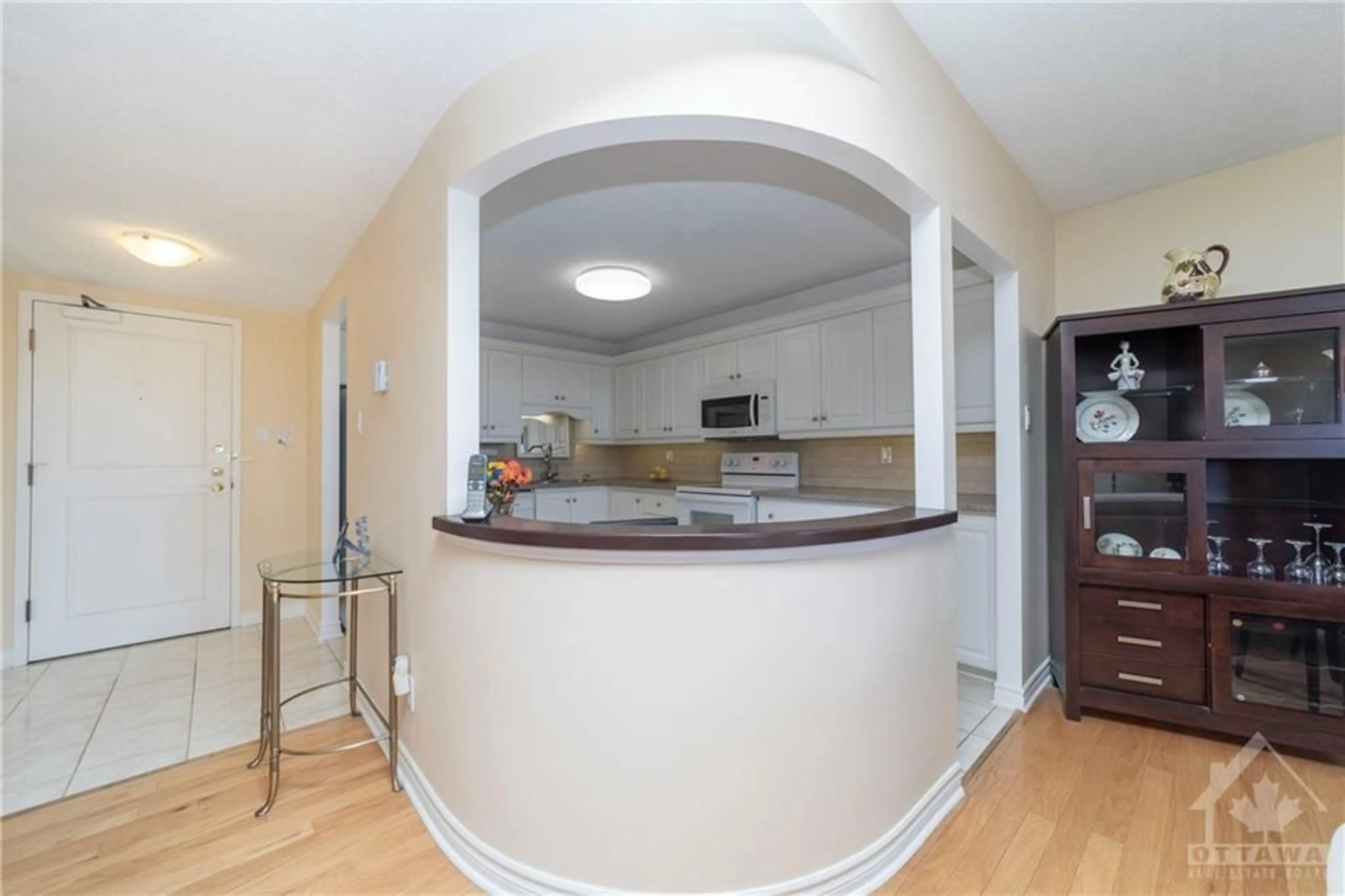 Indoor foyer for 200 LAFONTAINE Ave #1705, Ottawa Ontario K1L 8K8
