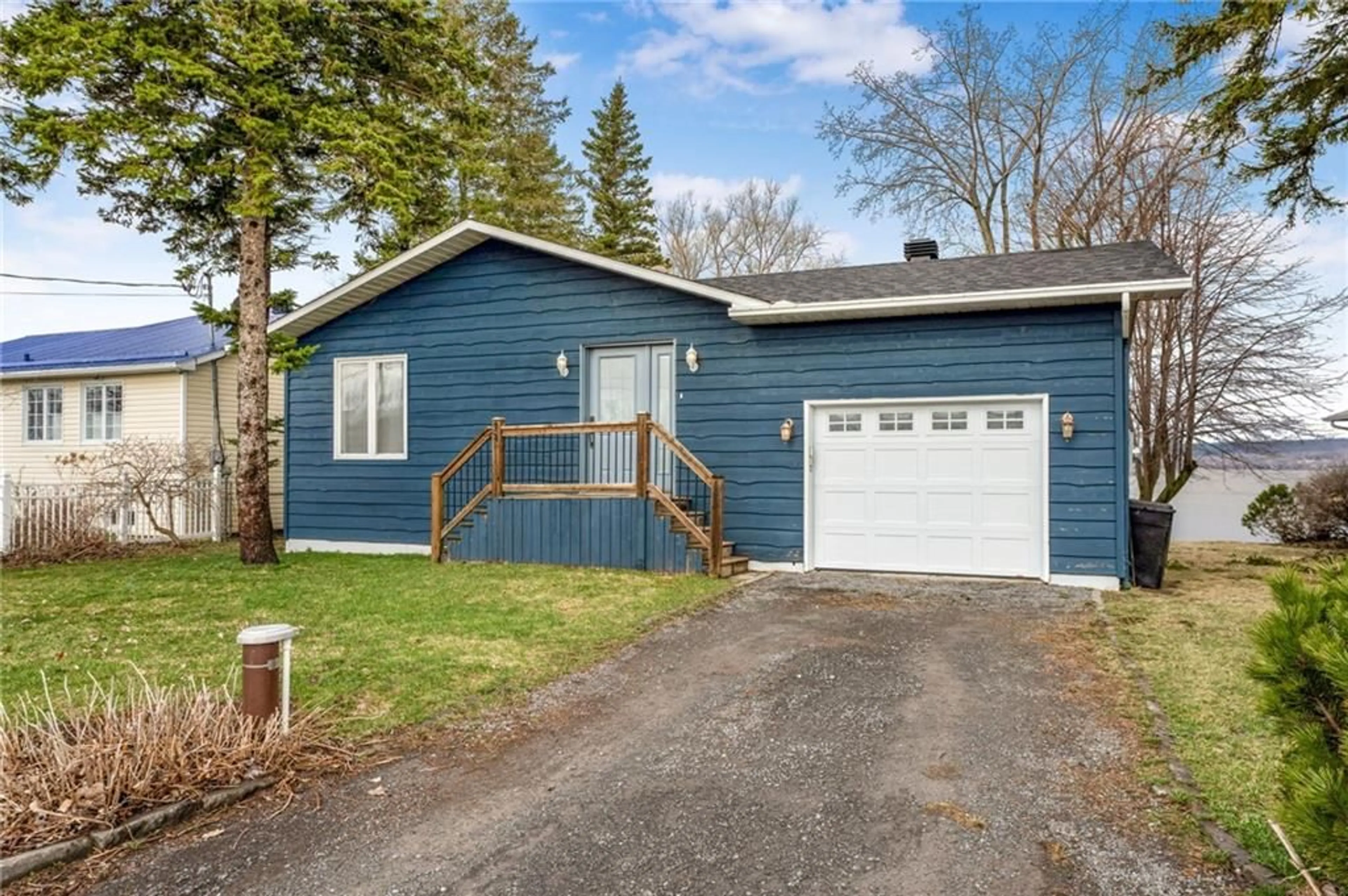 Cottage for 922 LALONDE St, L'Orignal Ontario K0B 1K0