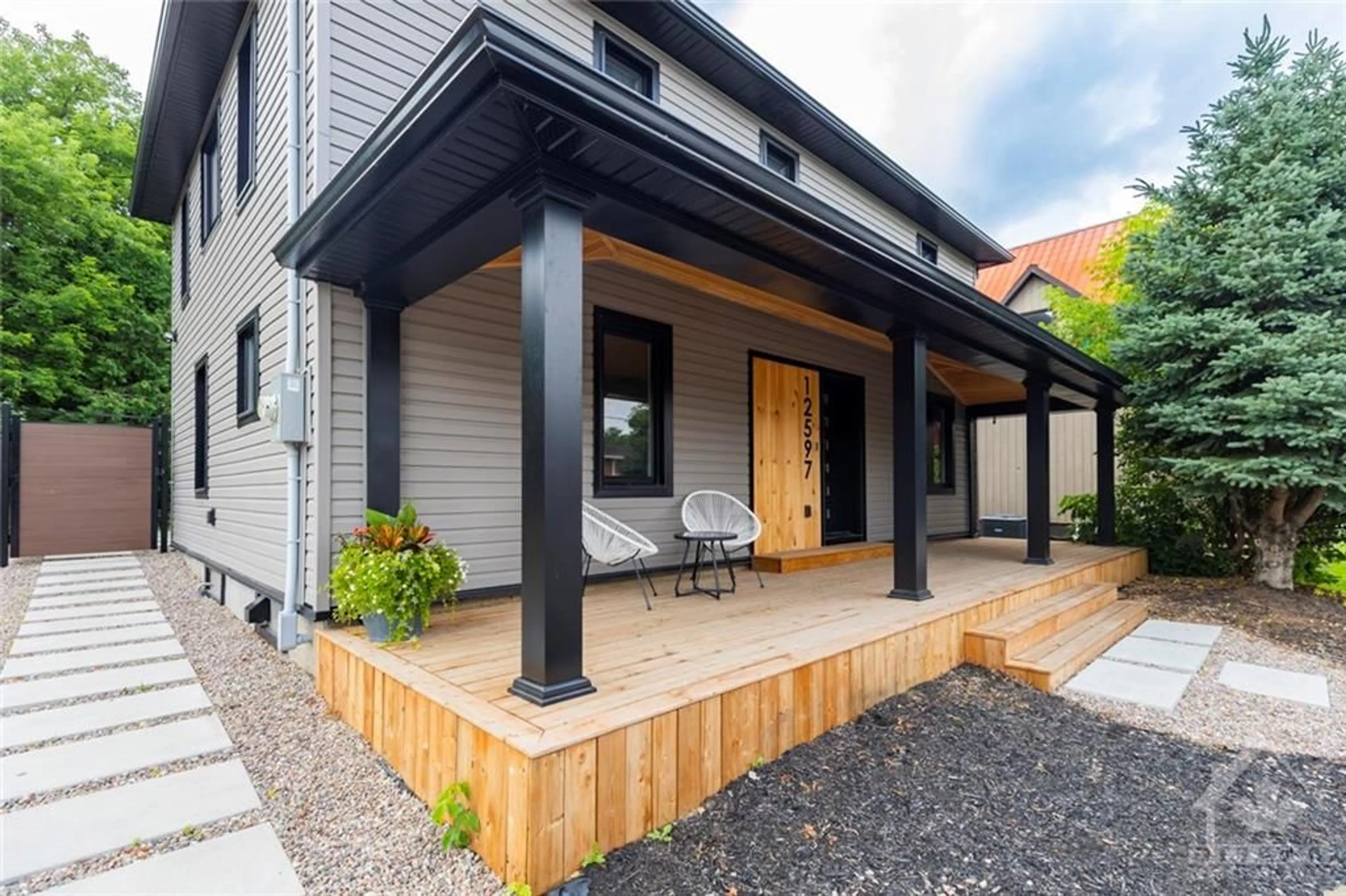 Home with vinyl exterior material for 12597 LANARK Rd, Calabogie Ontario K0J 1H0