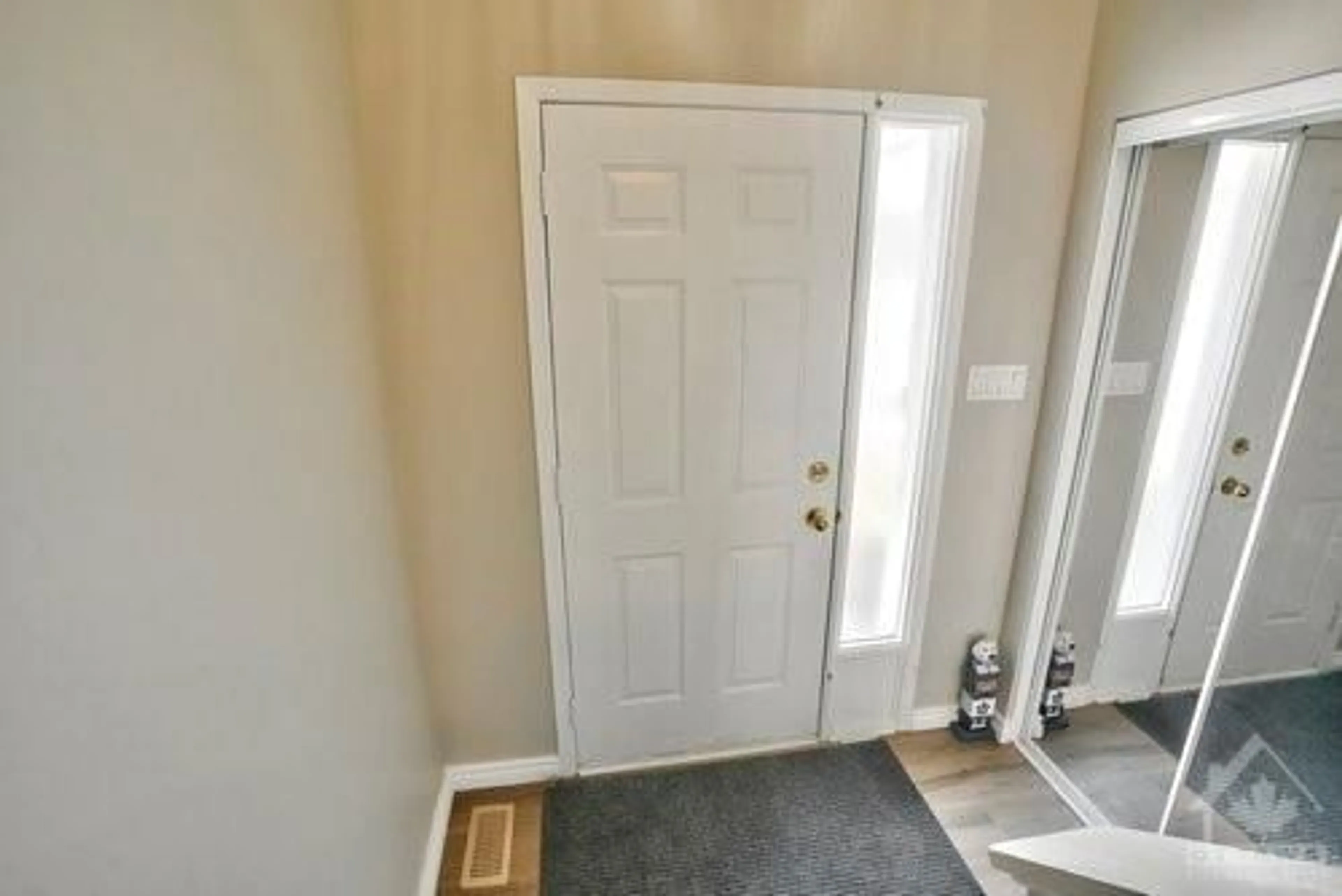 Indoor entryway for 44 UNION St, Almonte Ontario K0A 1A0