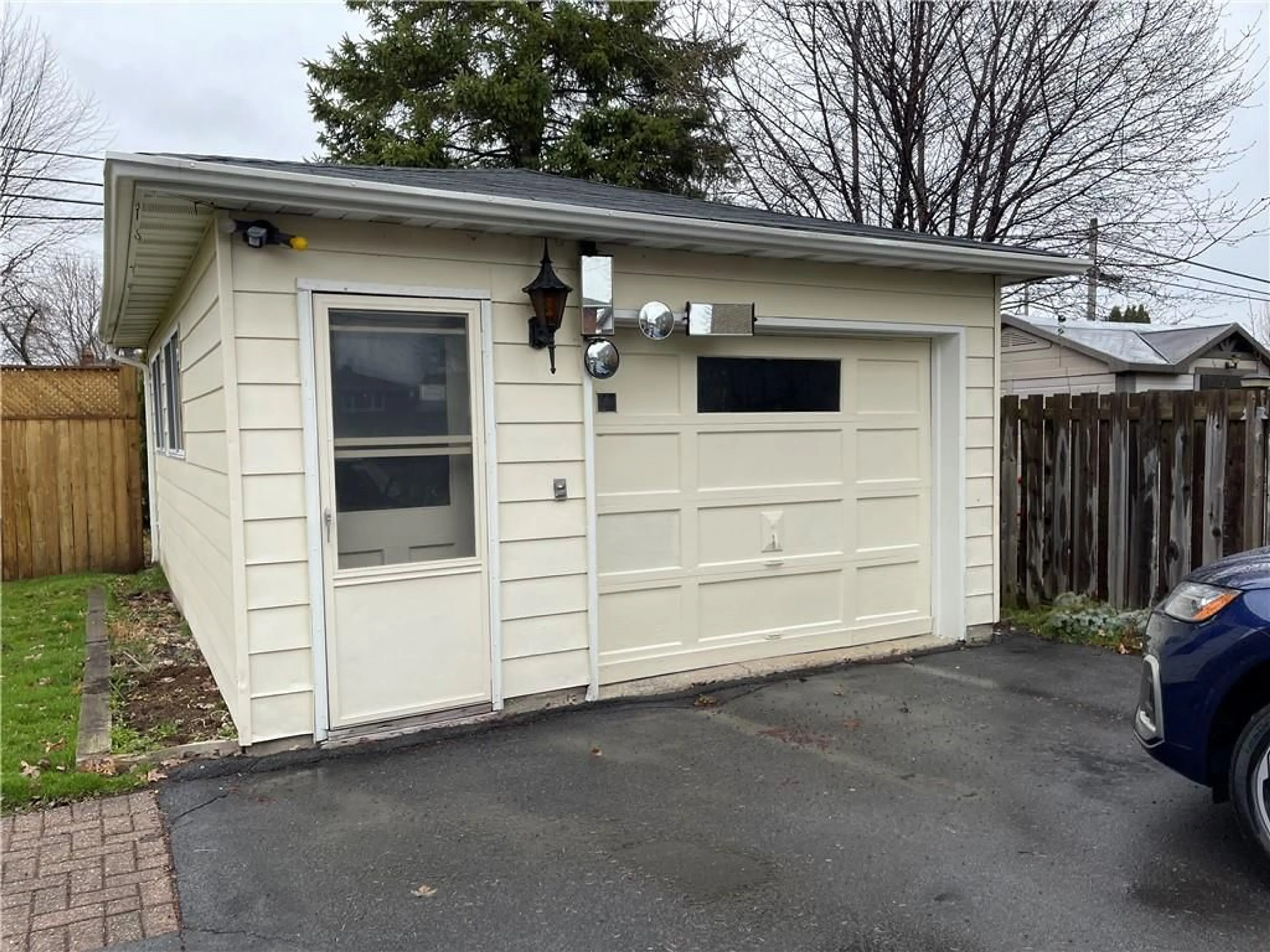 Shed for 1118 FIFTH St, Cornwall Ontario K6H 2M8