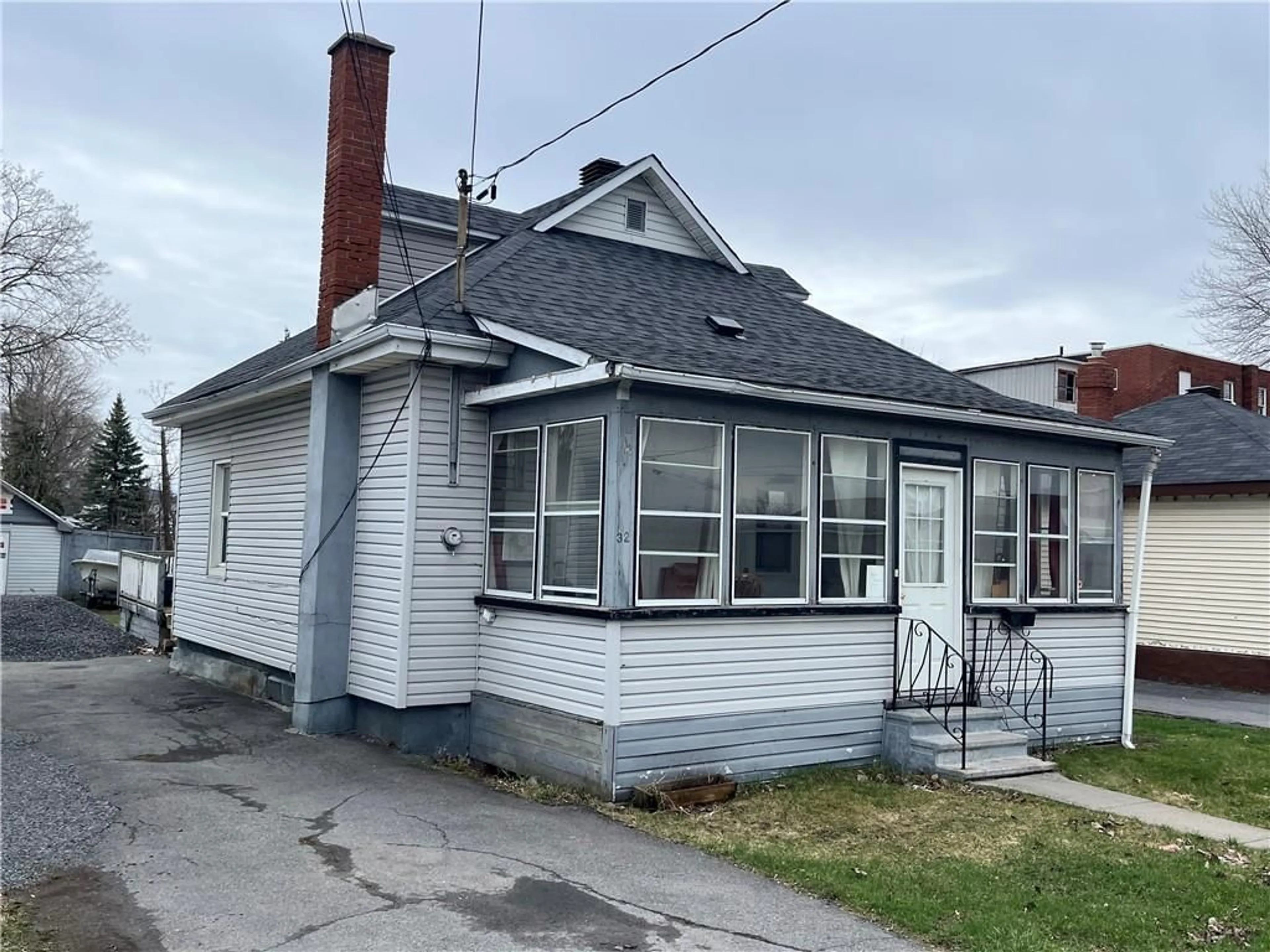Frontside or backside of a home for 32 NINTH St, Cornwall Ontario K6J 3A3