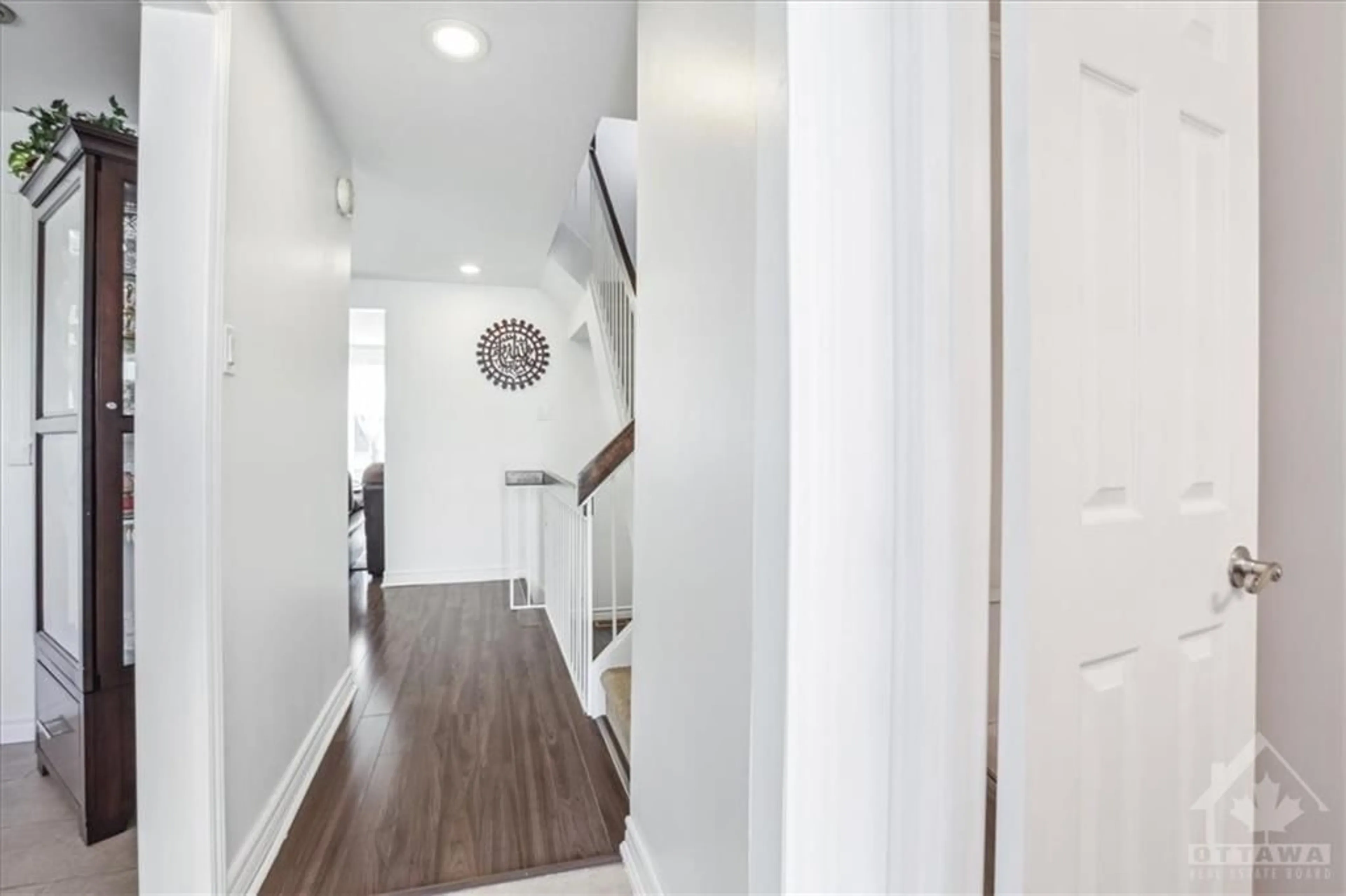 Indoor entryway for 1817 LAMOUREUX Dr, Ottawa Ontario K1E 2H3