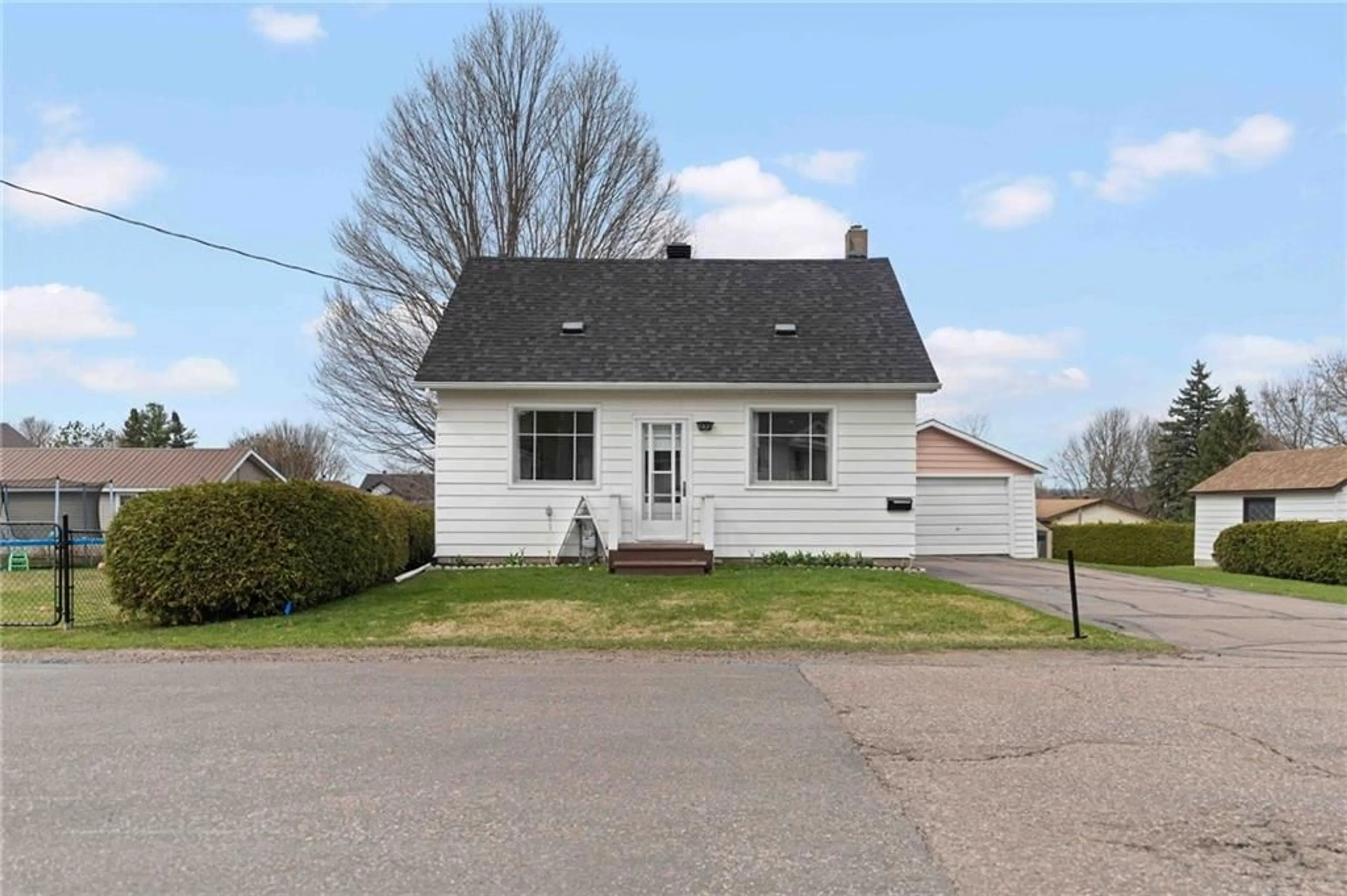 Frontside or backside of a home for 495 WILBERT St, Pembroke Ontario K8A 3G7