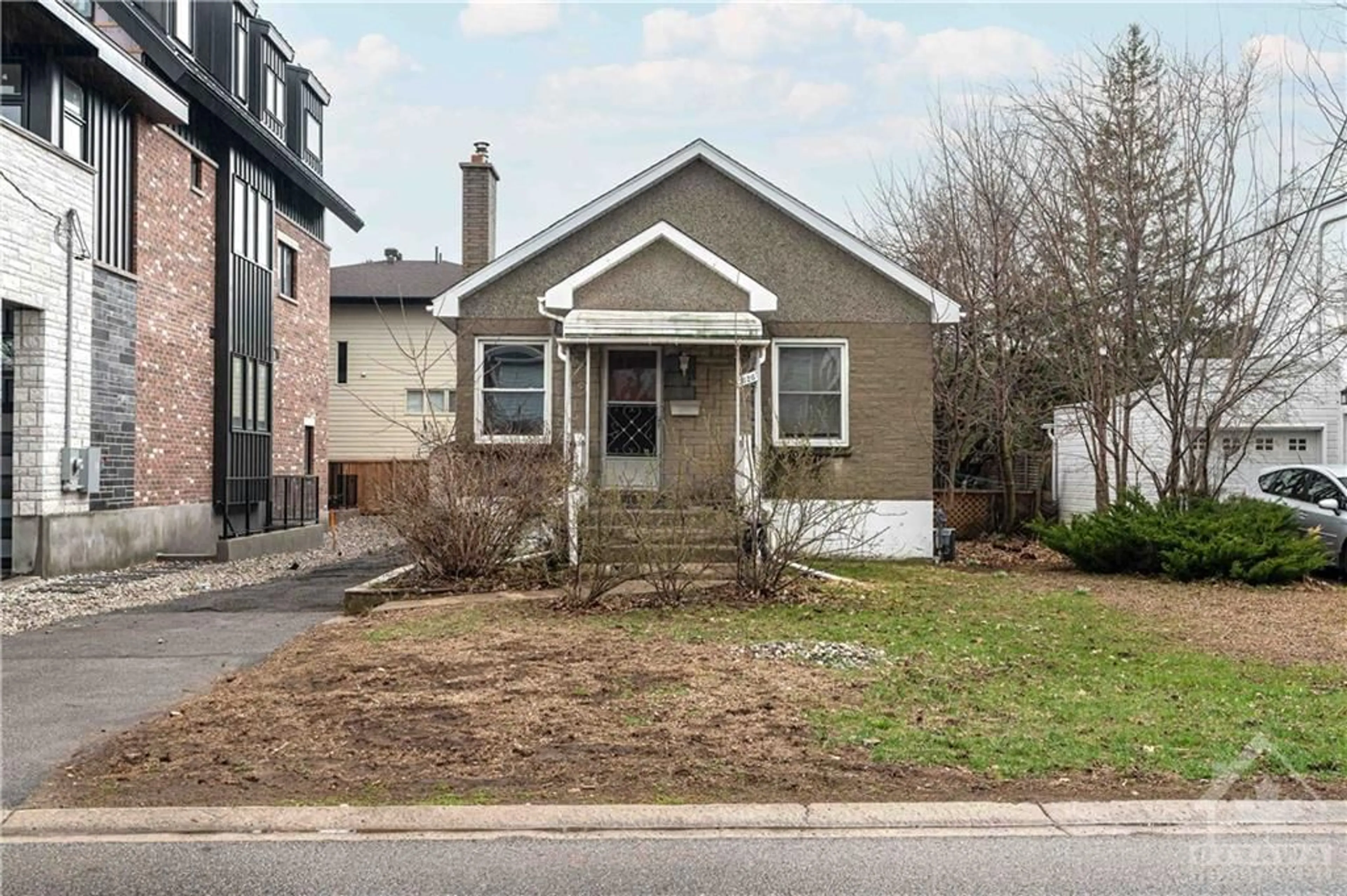 Frontside or backside of a home for 626 TWEEDSMUIR Ave, Ottawa Ontario K1Z 5P5