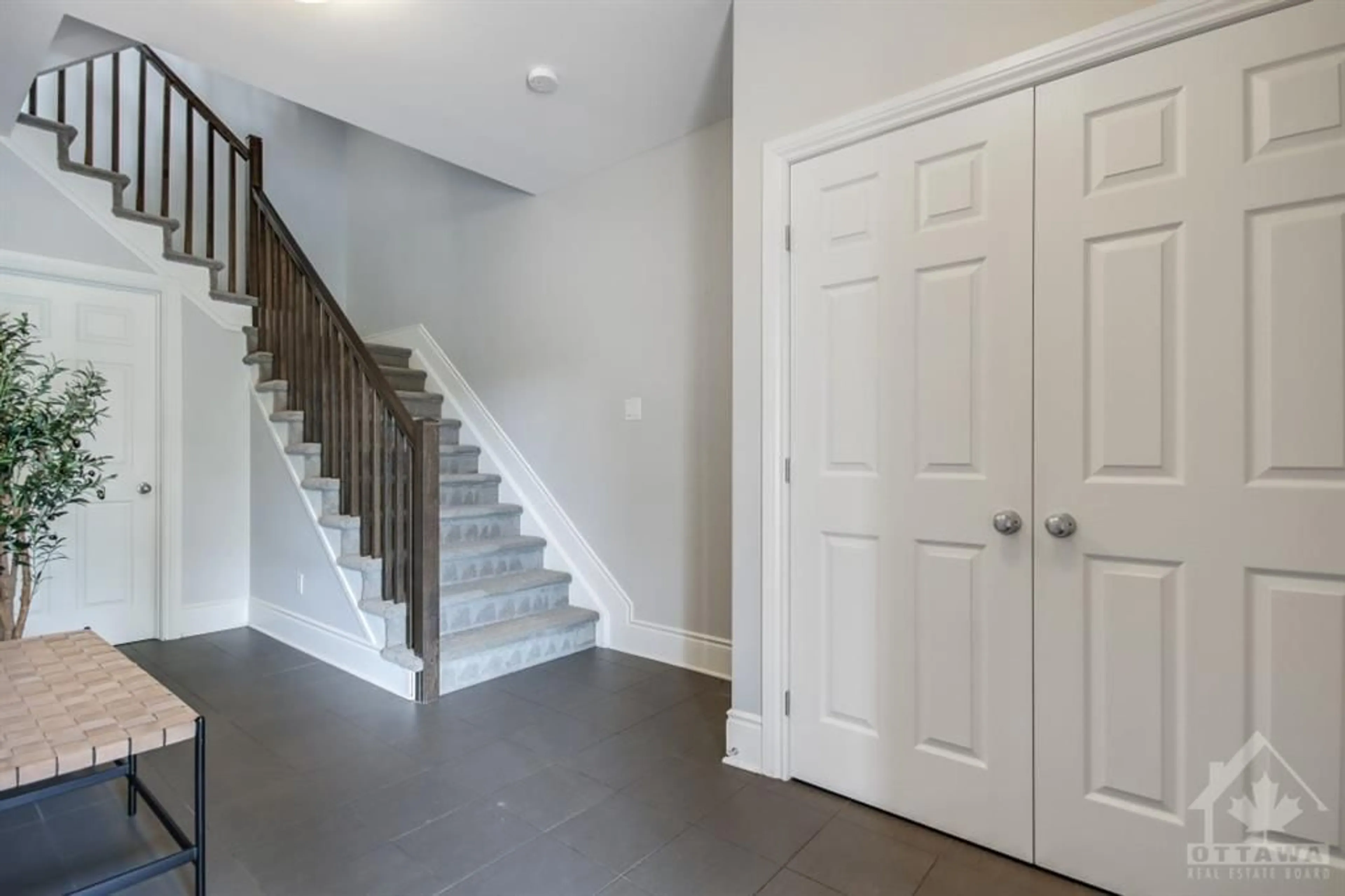 Indoor entryway for 622 CHAPERAL Pvt, Ottawa Ontario K4A 3T9