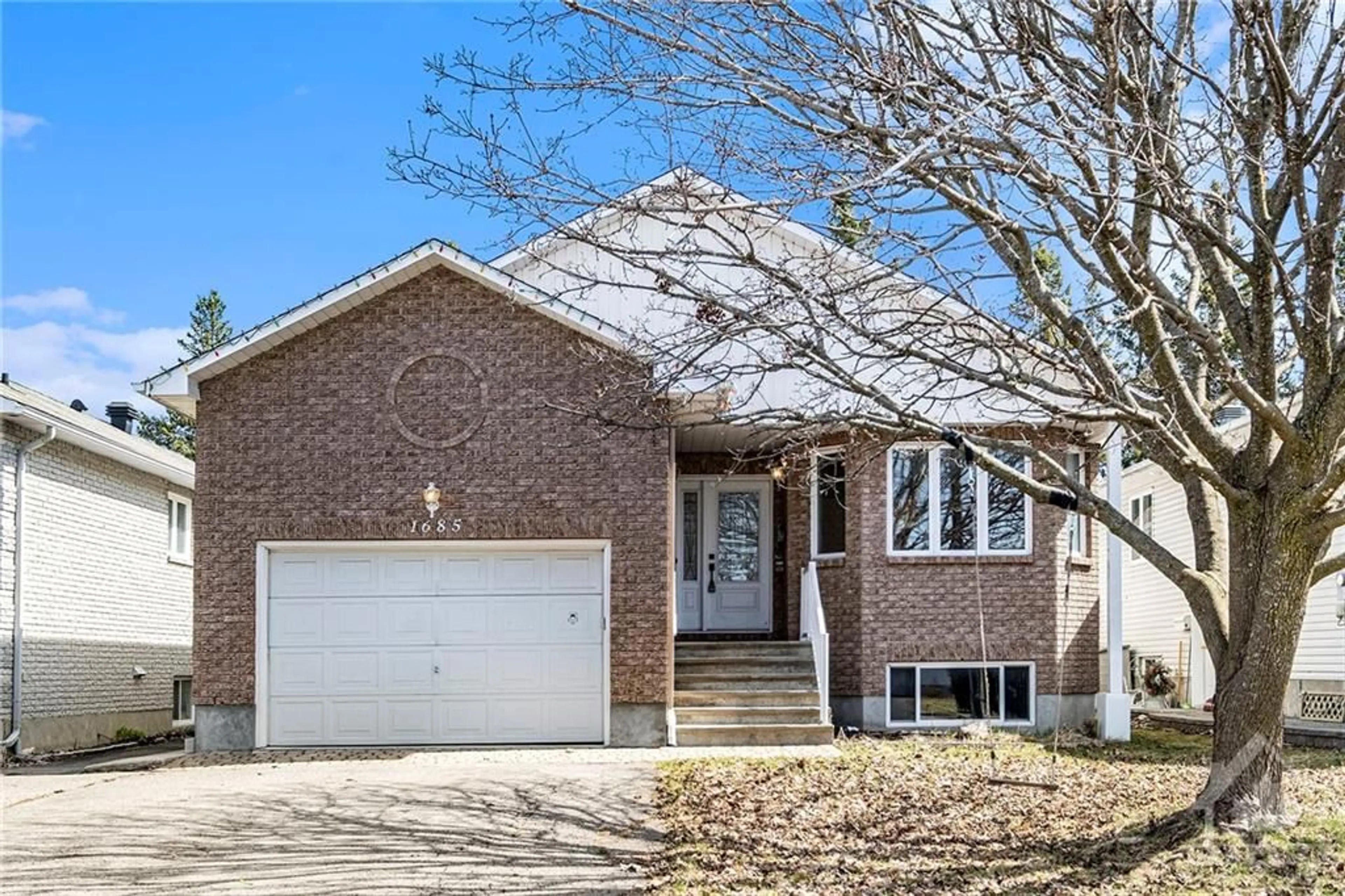 Home with brick exterior material for 1685 BELCOURT Blvd, Orleans Ontario K1C 1M3