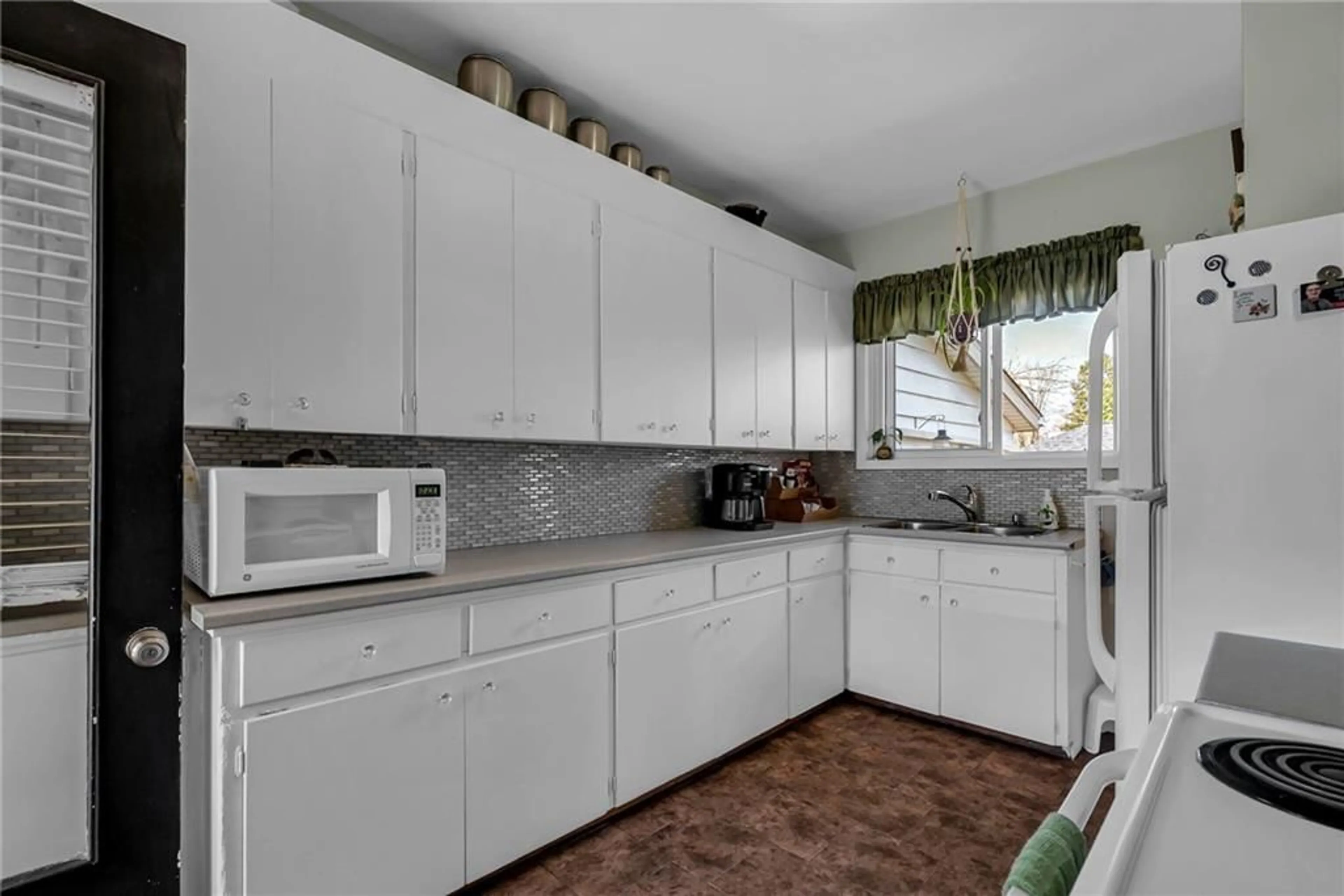 Standard kitchen for 1009 SECOND St, Cornwall Ontario K6J 1H8