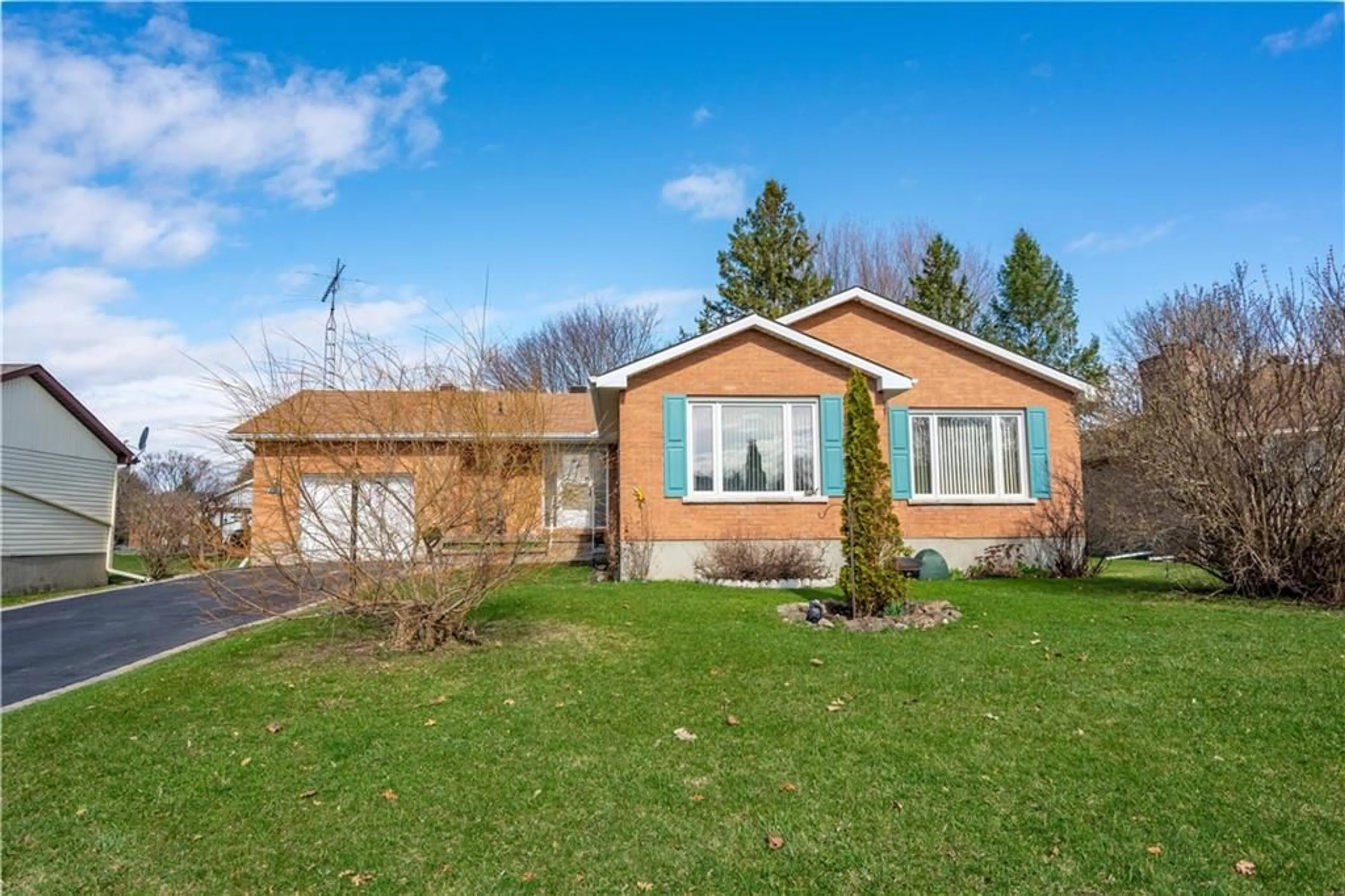 Frontside or backside of a home for 6232 DALTON Crt, Bainsville Ontario K0C 1E0