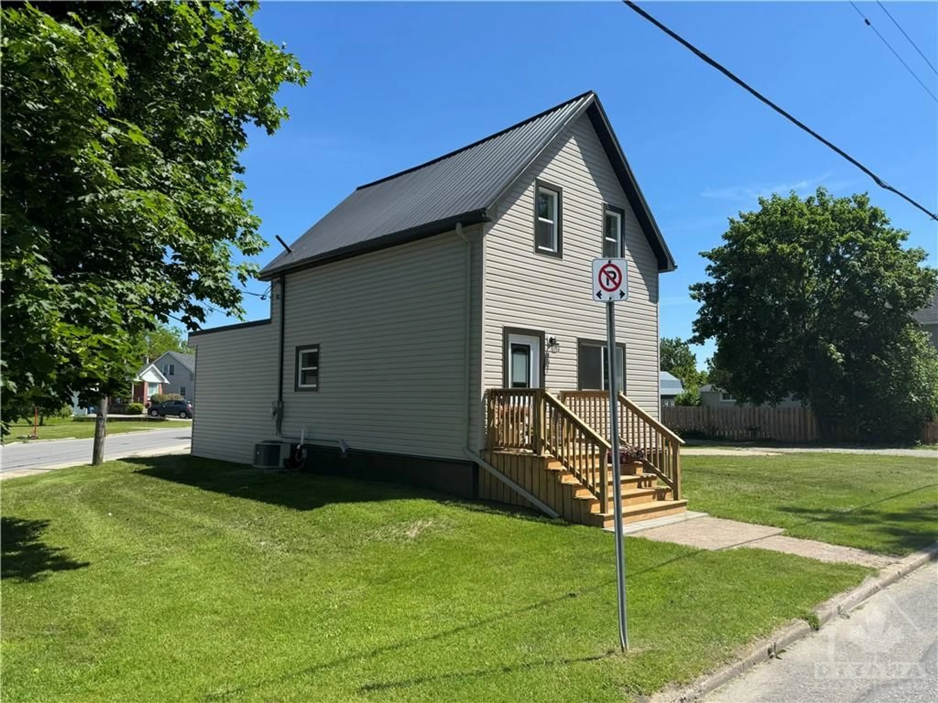 Frontside or backside of a home for 27 ANNE St, Smiths Falls Ontario K7A 2R1