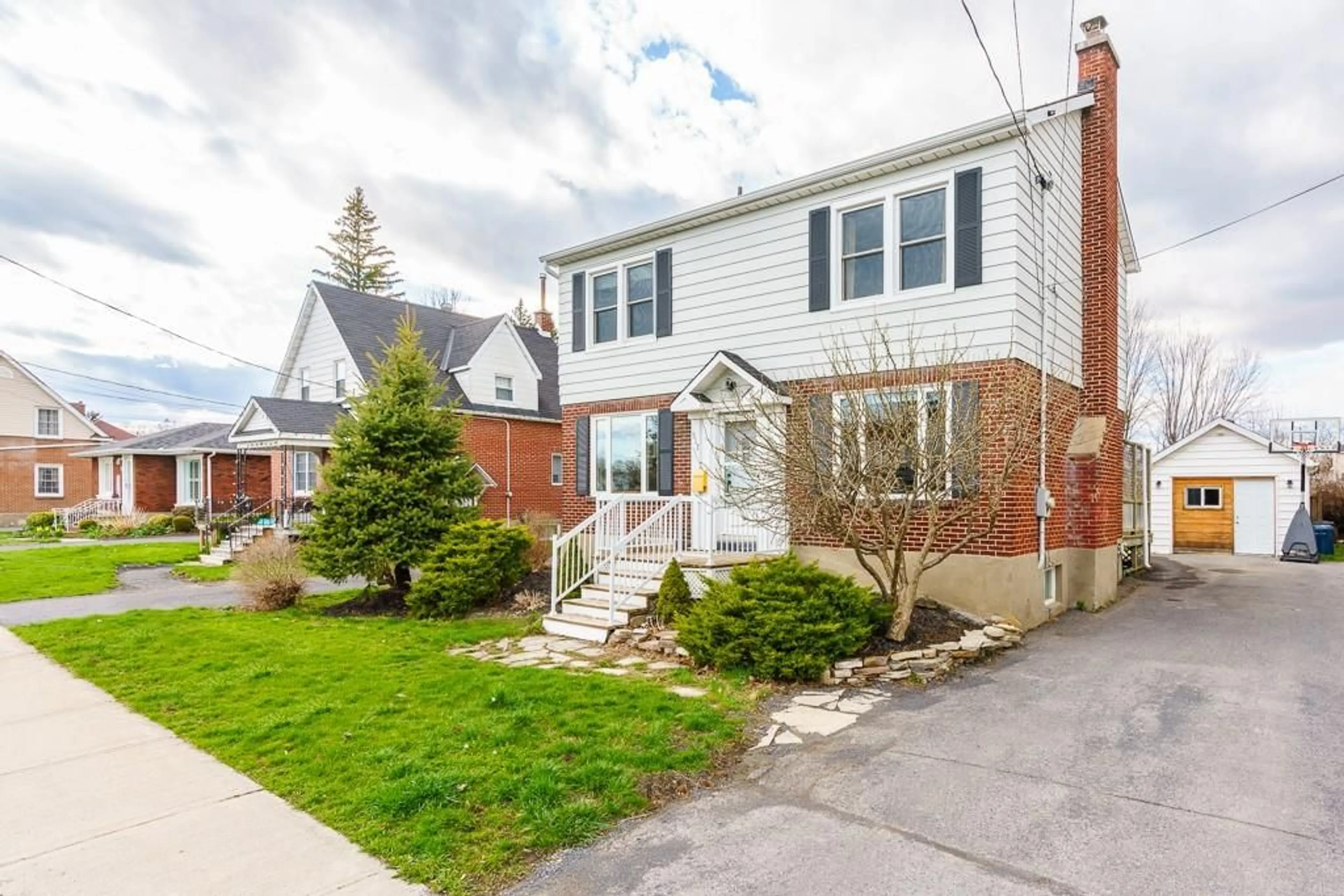 Frontside or backside of a home for 517 FIFTH St, Cornwall Ontario K6H 2M6