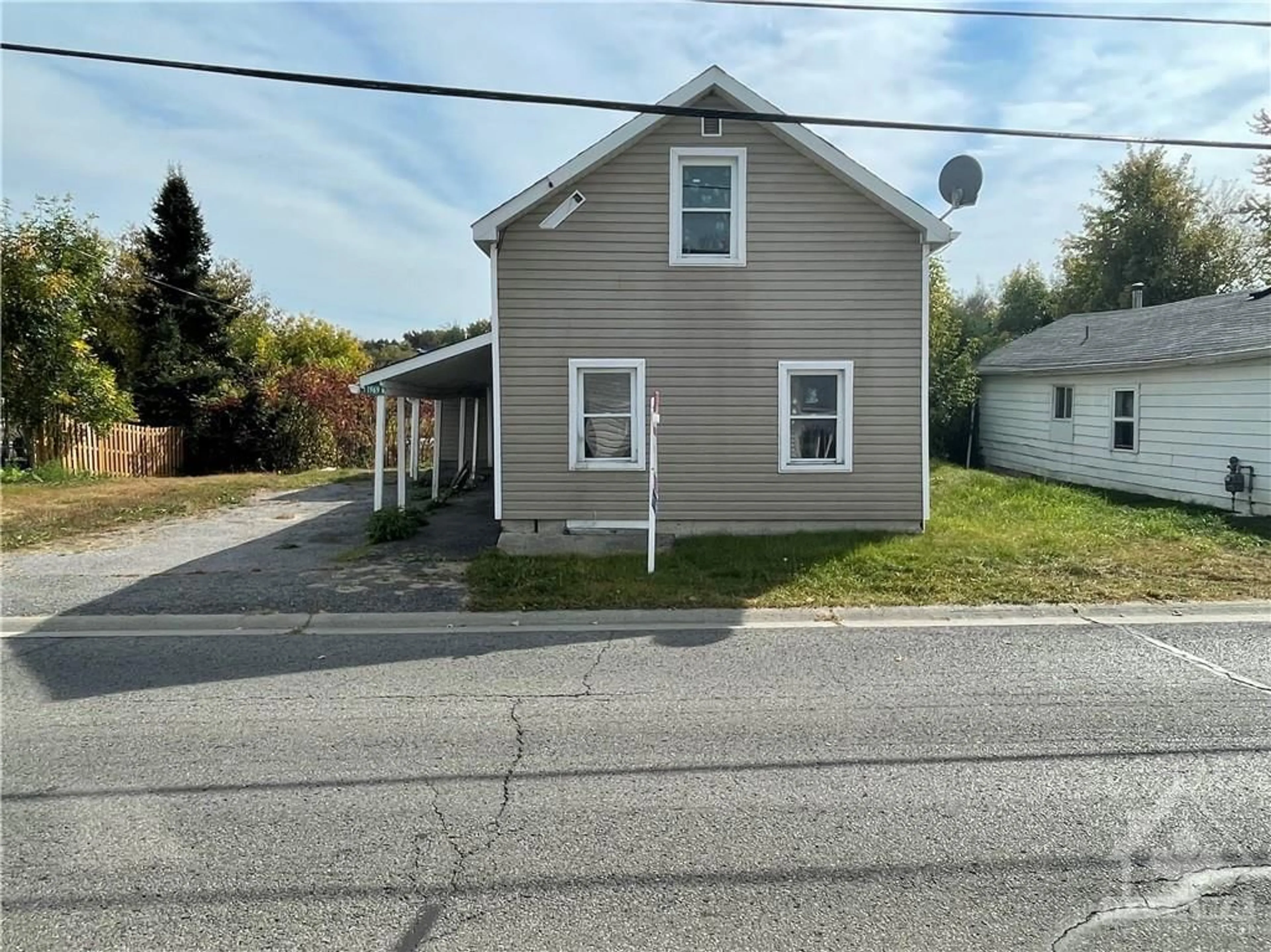Outside view for 1969 CATHERINE St, Rockland Ontario K4K 1H6