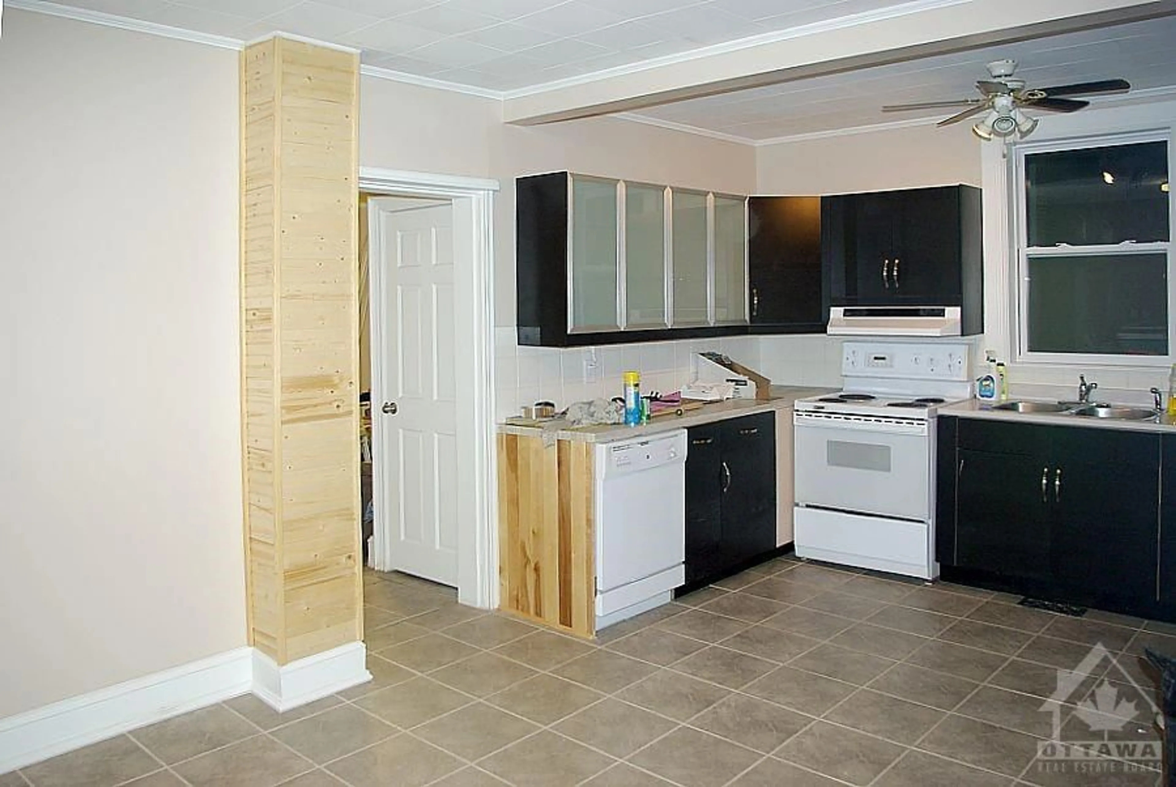Standard kitchen for 45 CARLETON St, Almonte Ontario K0A 1A0