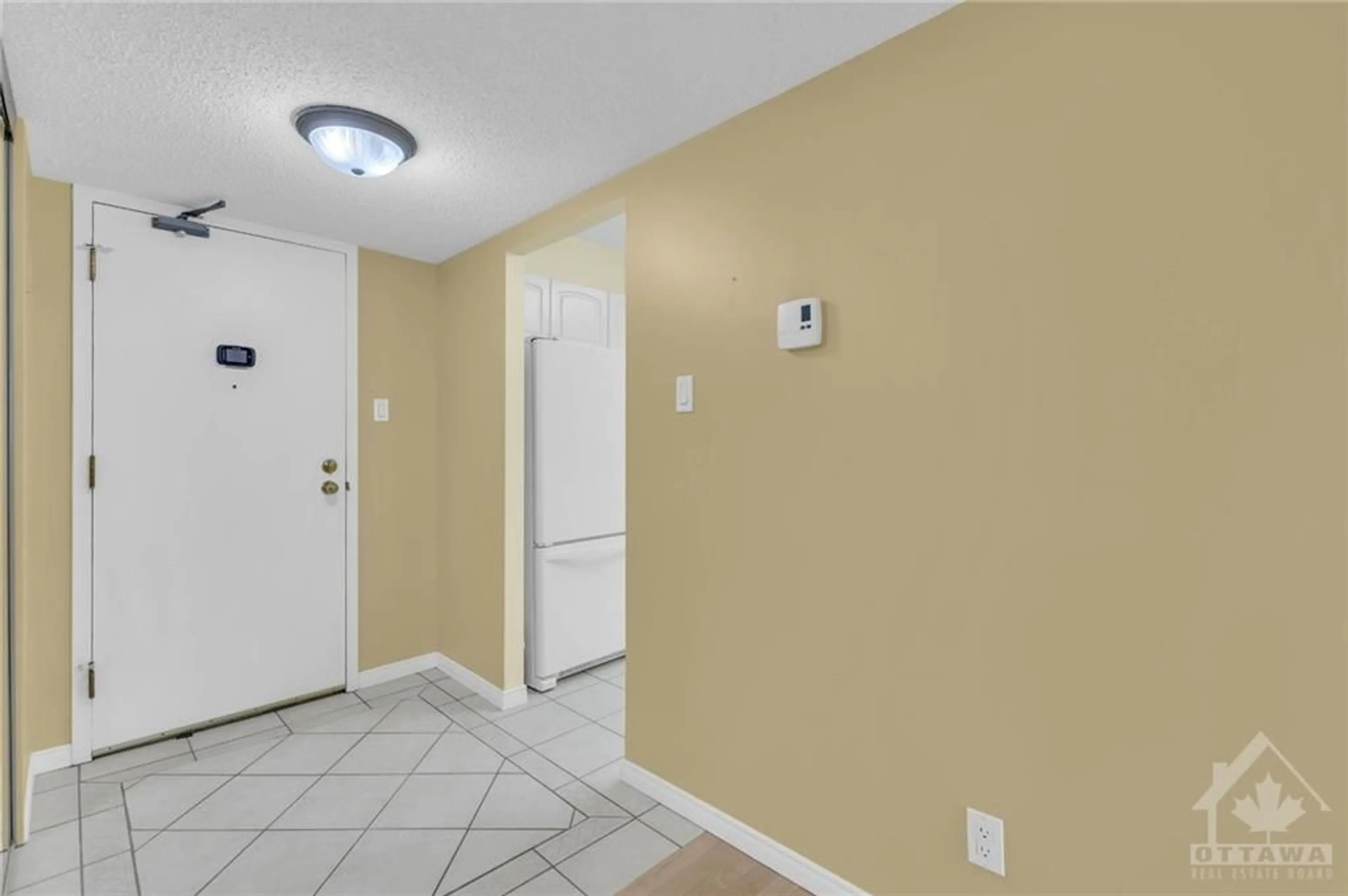 Indoor foyer for 200 LAFONTAINE Ave #605, Ottawa Ontario K1L 8K8