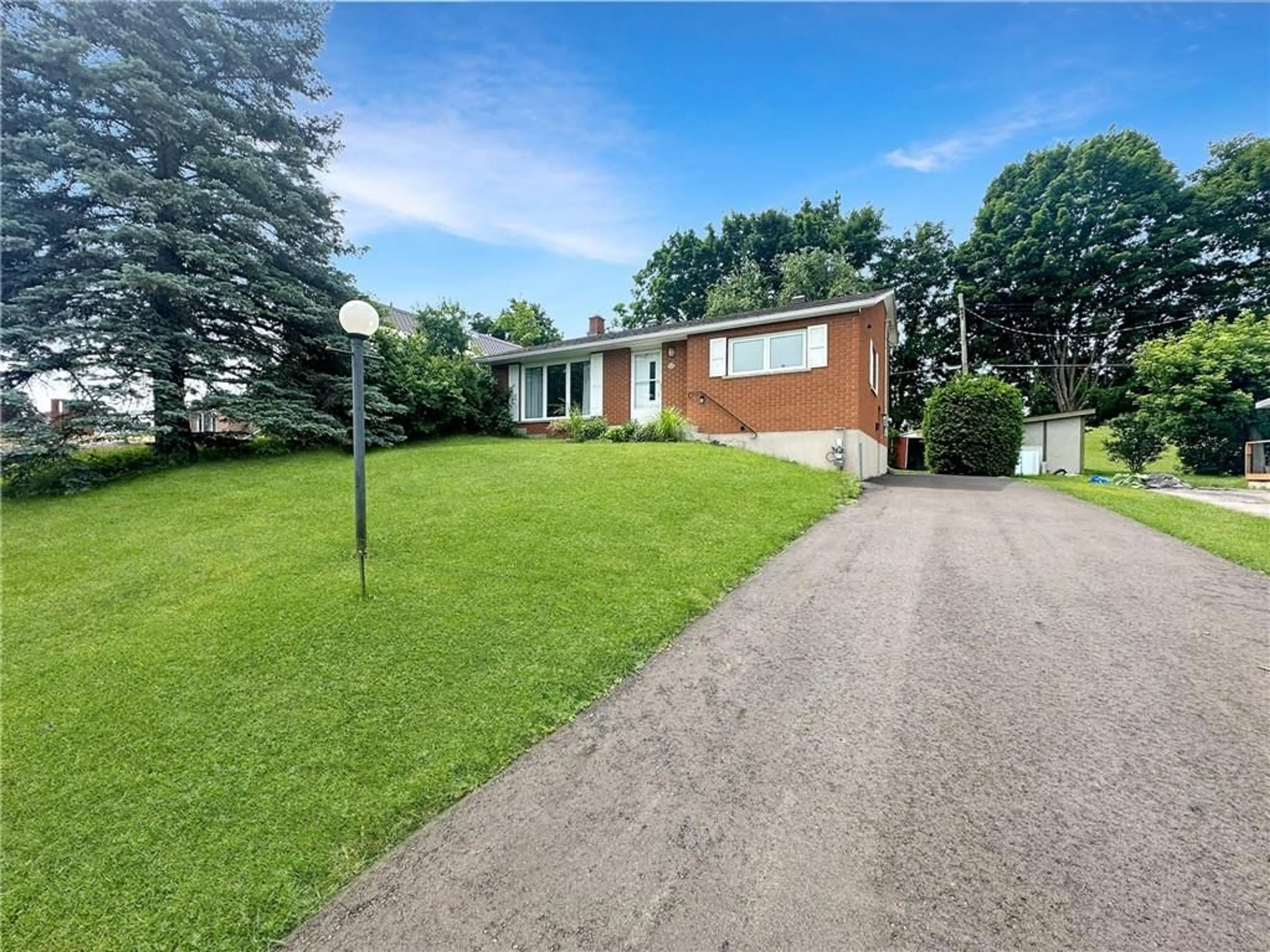 Frontside or backside of a home for 514 FORTINGTON St, Renfrew Ontario K7V 1E3