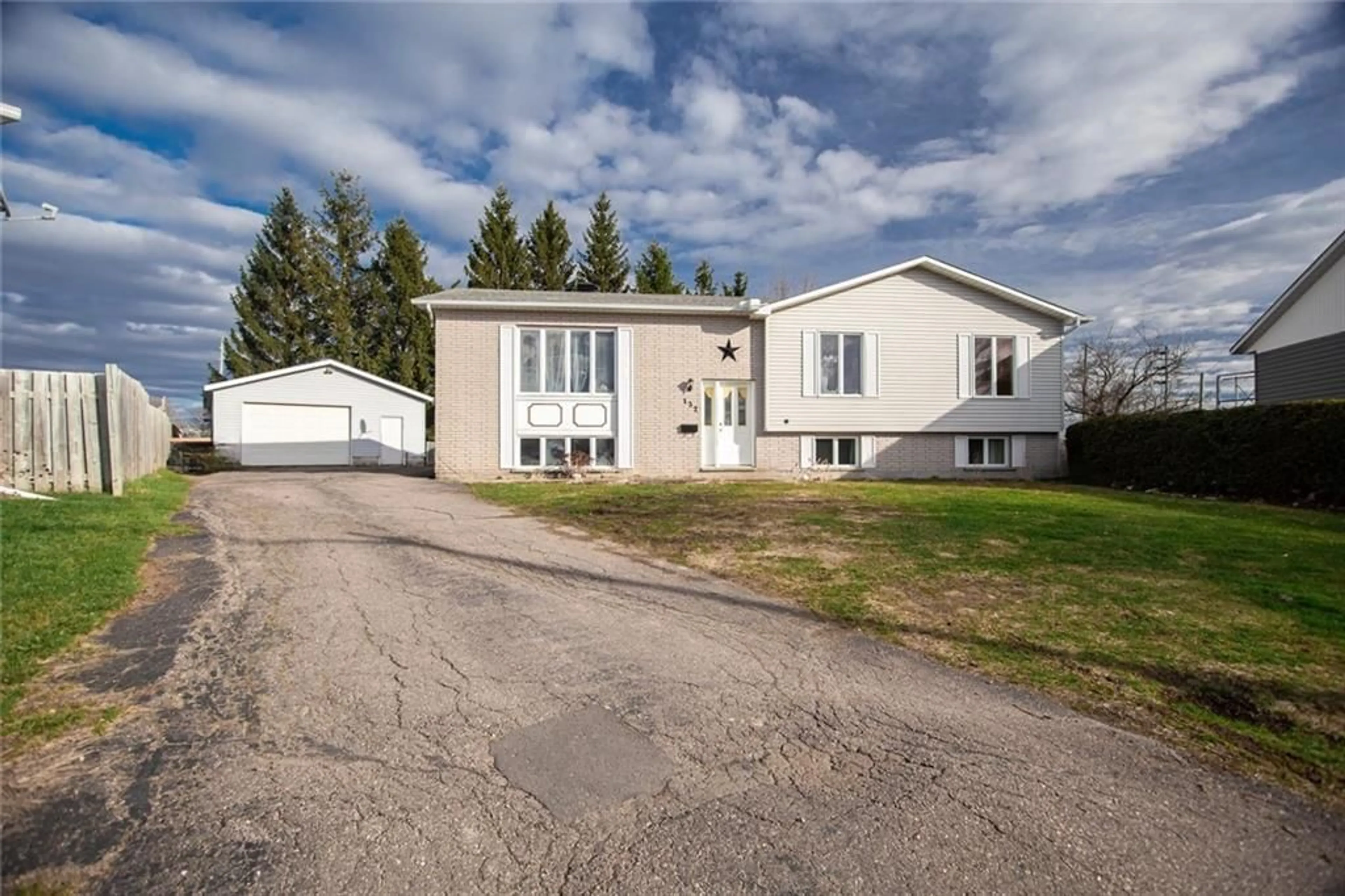 Frontside or backside of a home for 132 SPRINGFIELD Cres, Pembroke Ontario K8A 8J3