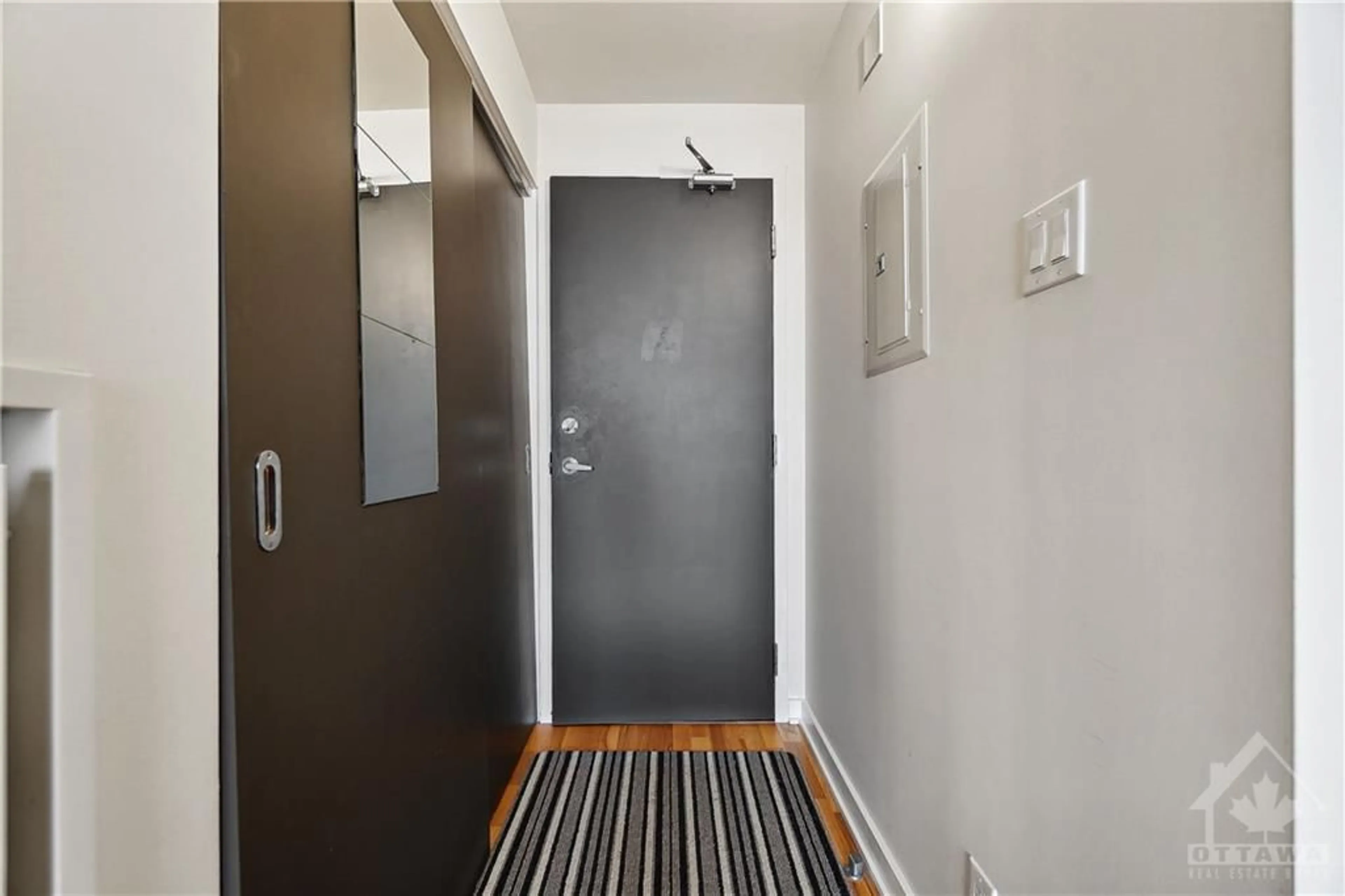 Indoor foyer for 324 LAURIER Ave #2203, Ottawa Ontario K1P 0A4