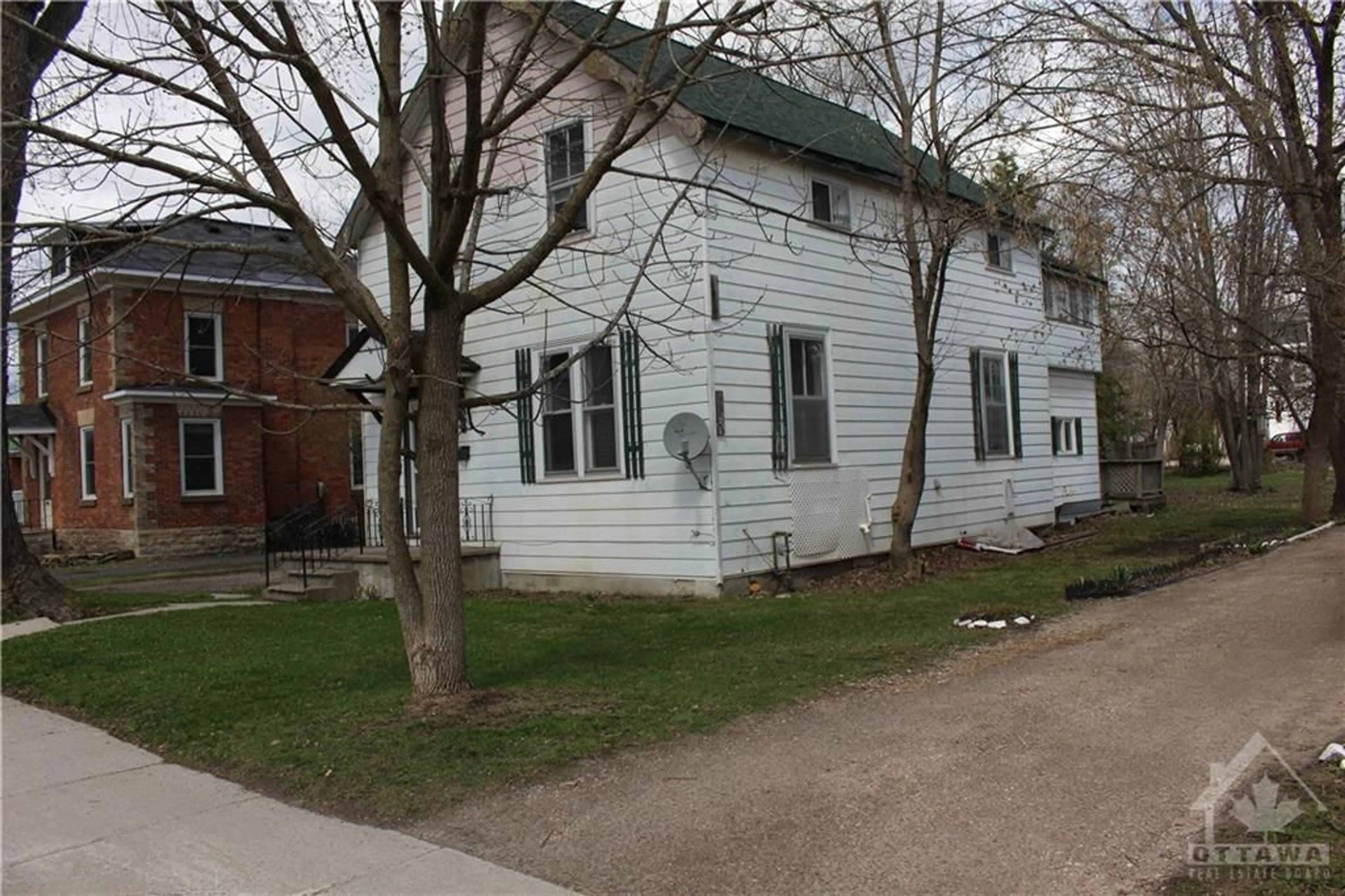 A pic from exterior of the house or condo for 35 GORE St, Perth Ontario K7H 2L9