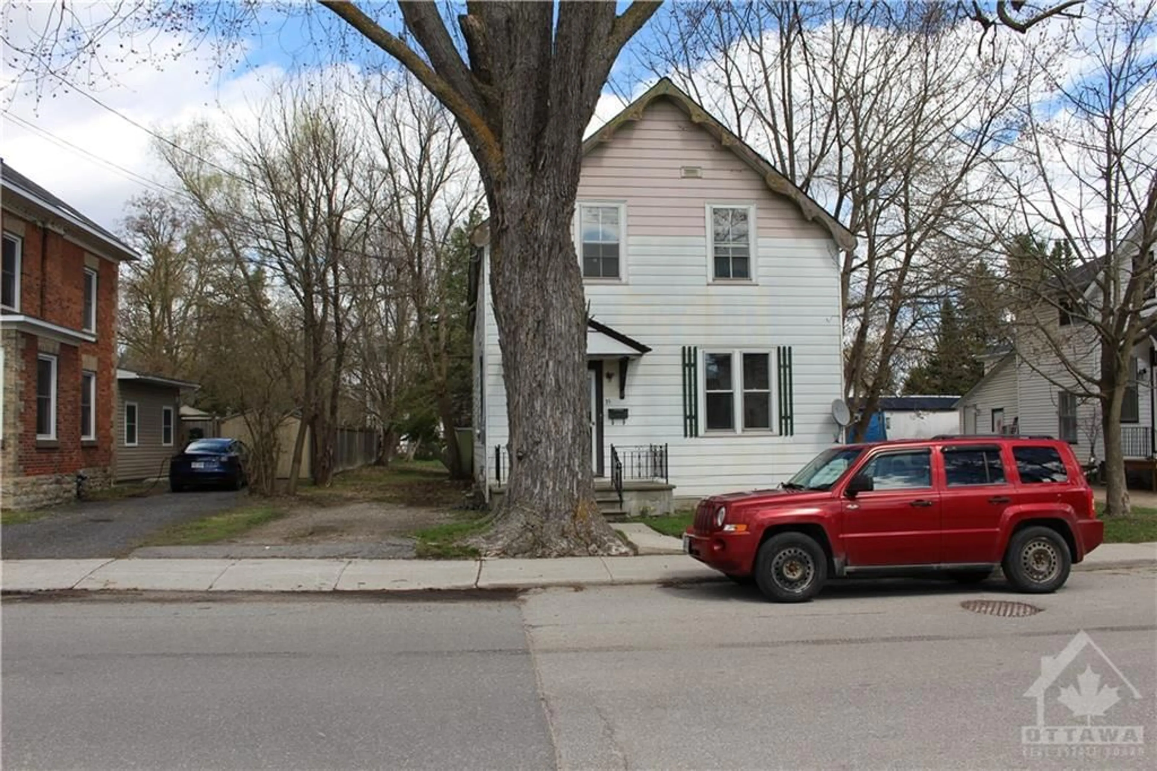 Frontside or backside of a home for 35 GORE St, Perth Ontario K7H 2L9