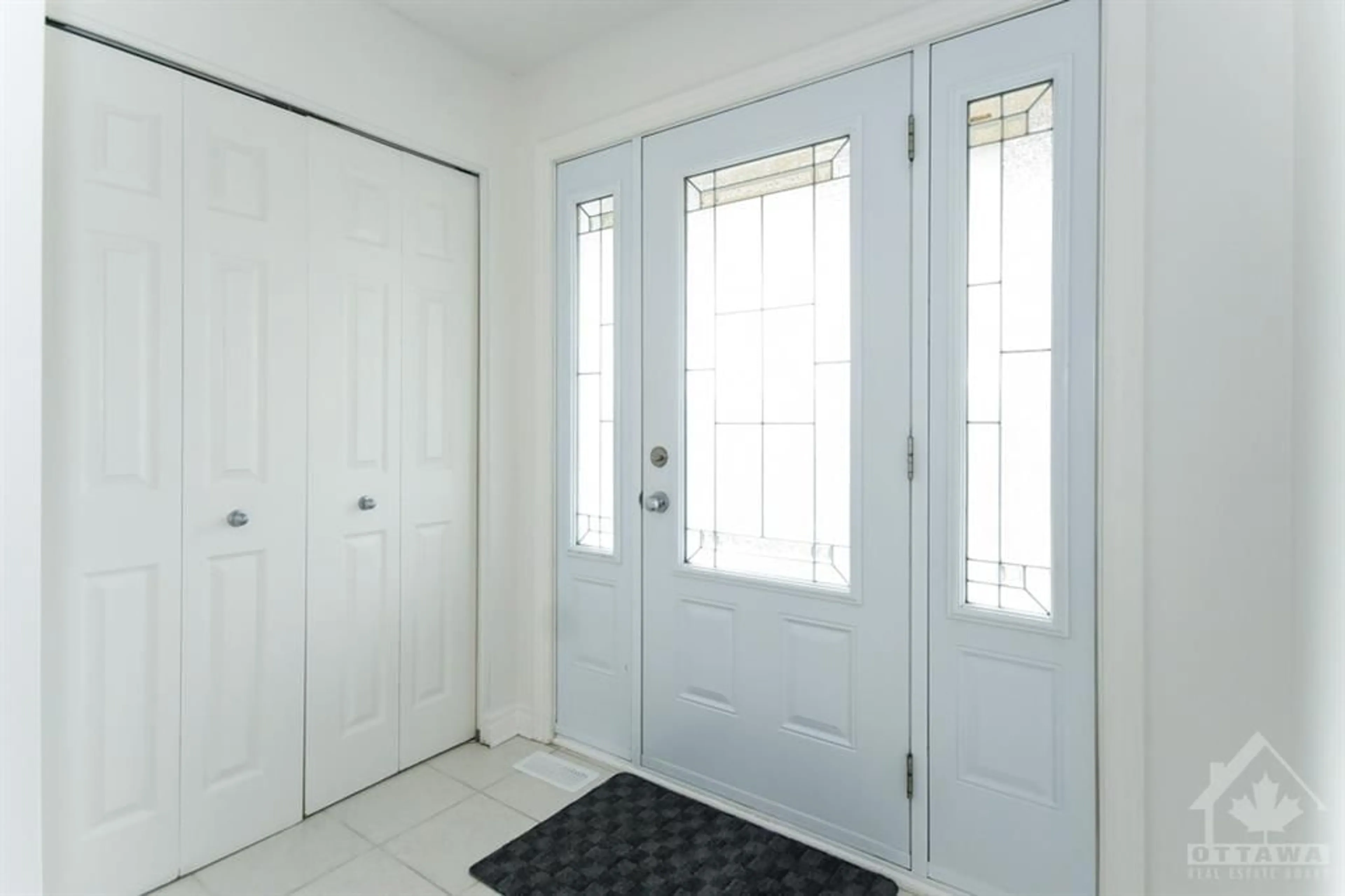 Indoor entryway for 522 RUBY St, Rockland Ontario K4K 0G7