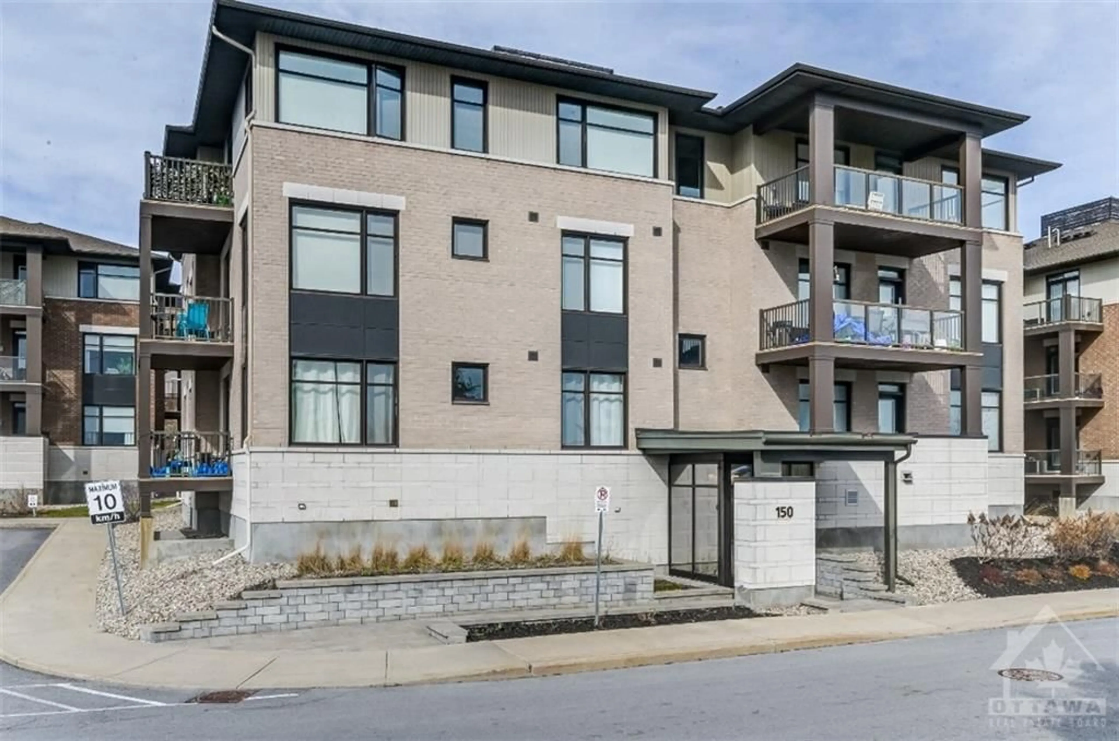 A pic from exterior of the house or condo for 150 GUELPH Pvt #102, Ottawa Ontario K2T 0J3