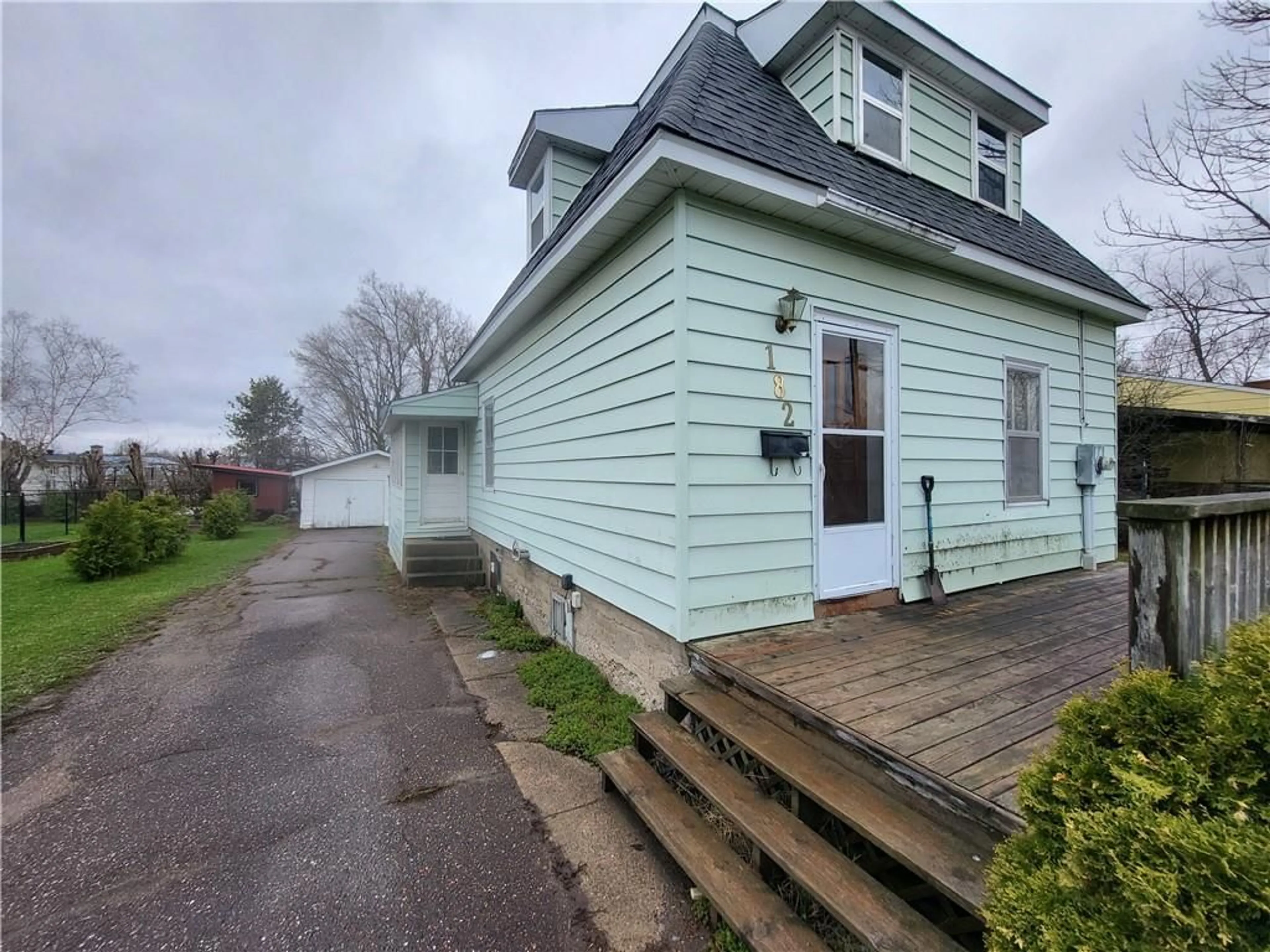 Frontside or backside of a home for 182 BLAKE St, Renfrew Ontario K7V 2L3