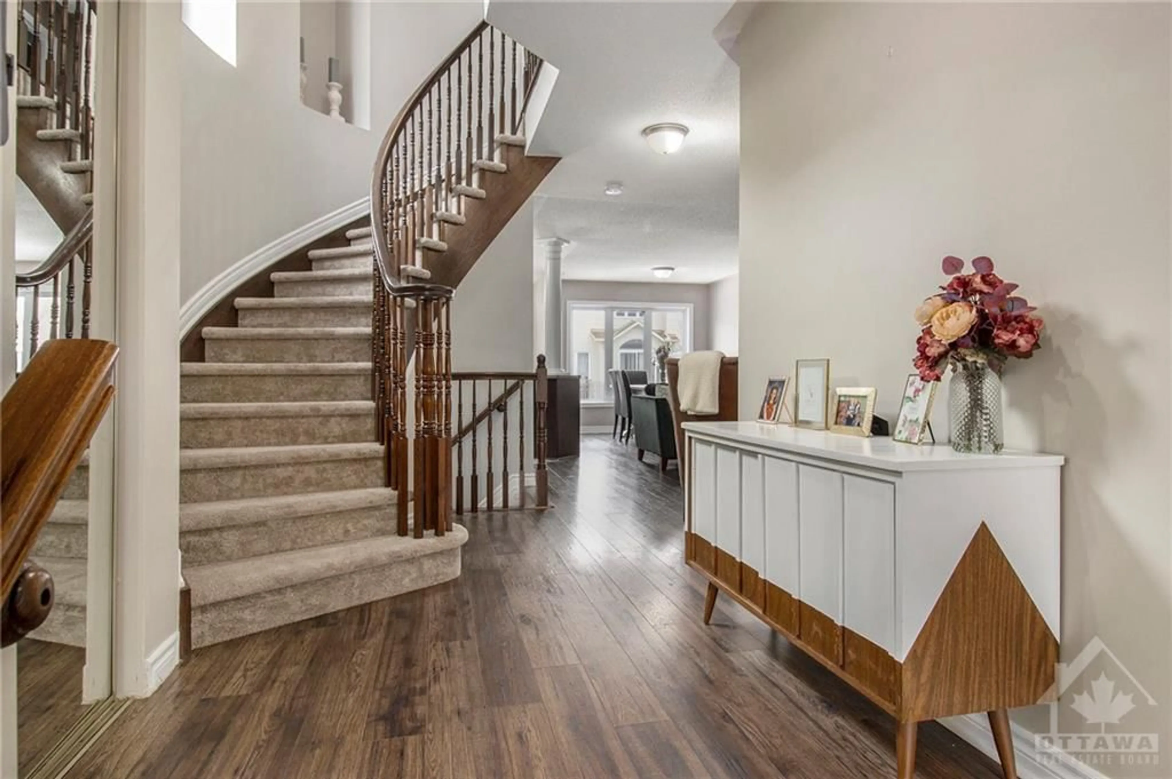 Indoor foyer for 119 SILVERMOON Cres, Ottawa Ontario K4A 0P5