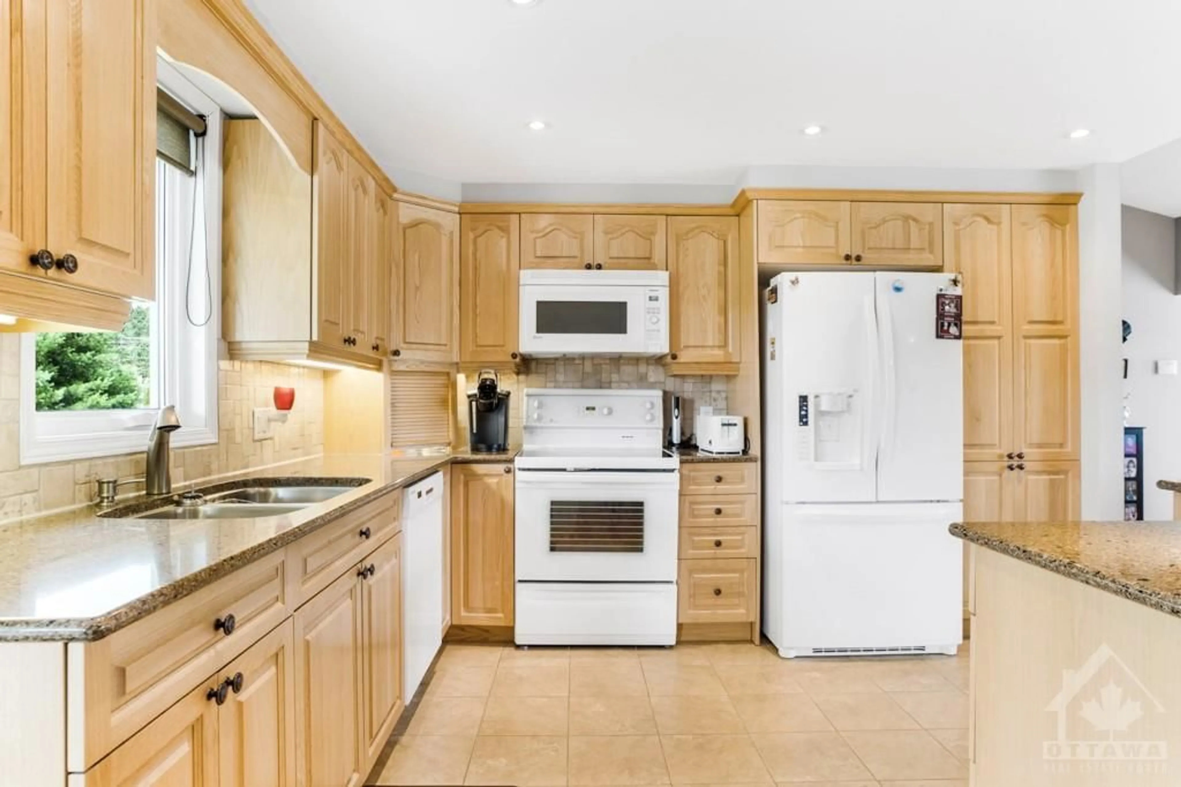 Standard kitchen for 980 COLLETTE St, Bourget Ontario K0A 1E0