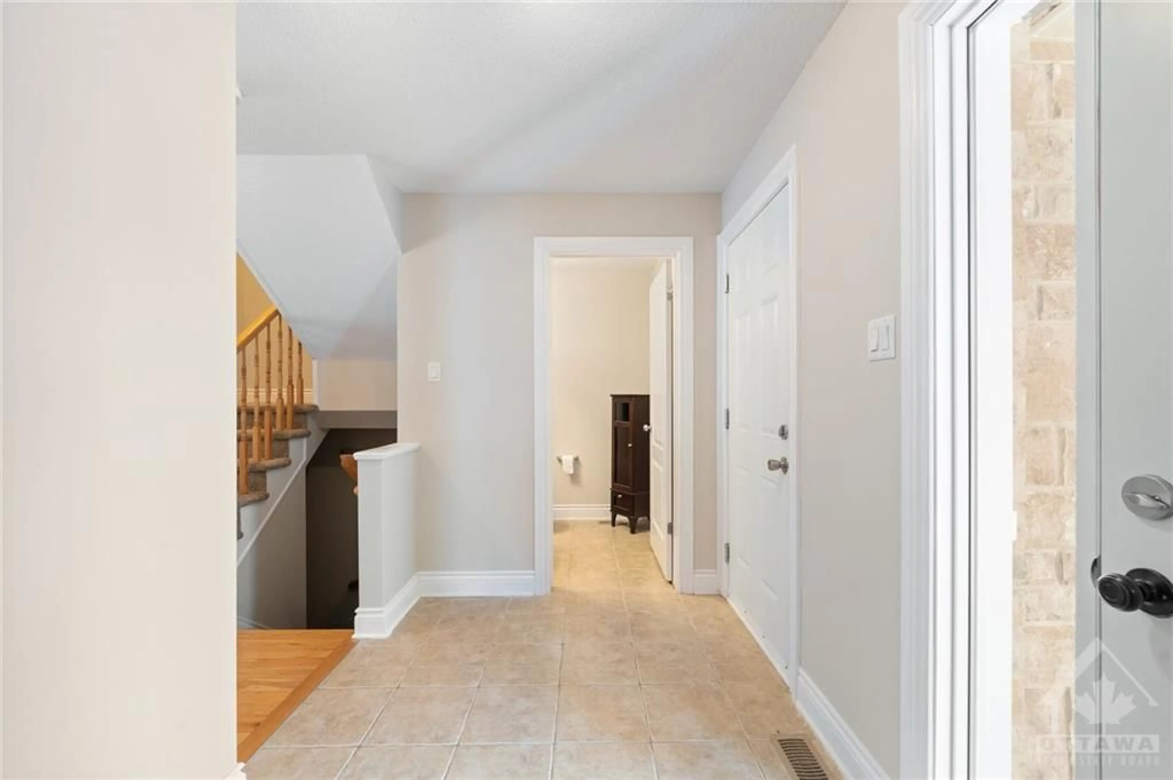 Indoor entryway for 45 NATHALIE St, Rockland Ontario K4K 1E5