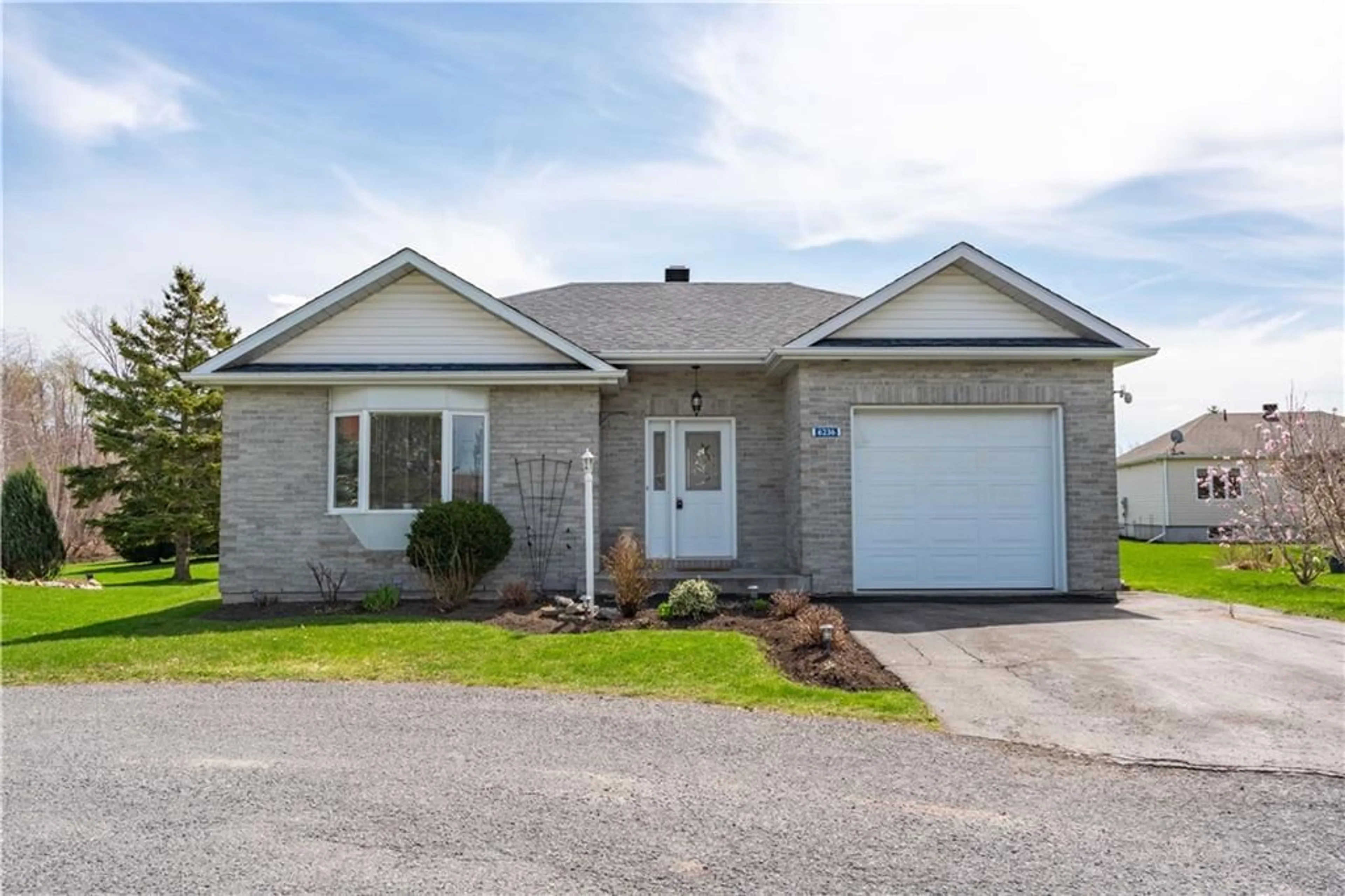 Frontside or backside of a home for 6236 DALTON Crt, Bainsville Ontario K0C 1E0