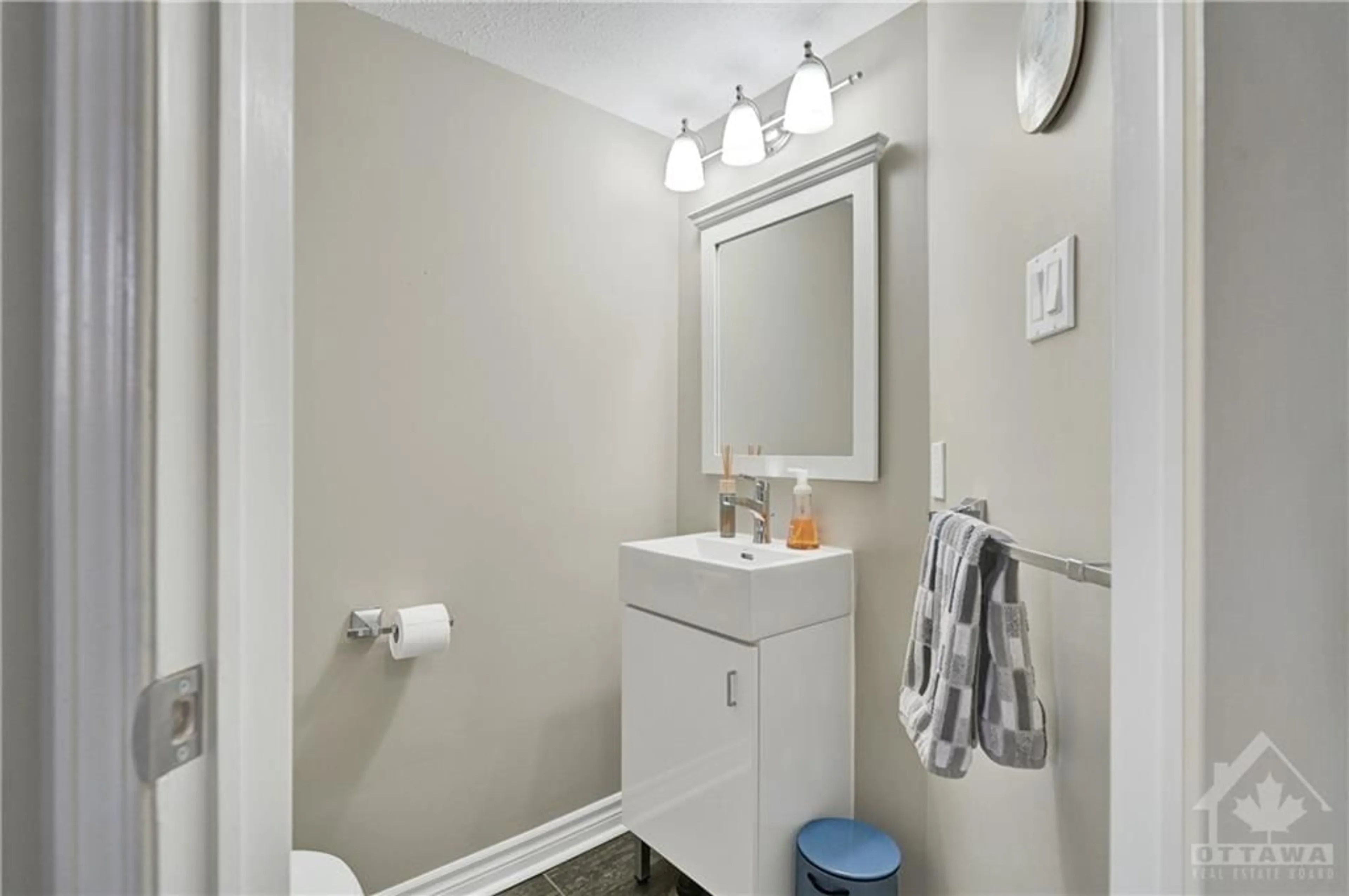Standard bathroom for 1462 BRYSON Lane, Gloucester Ontario K1T 2T6
