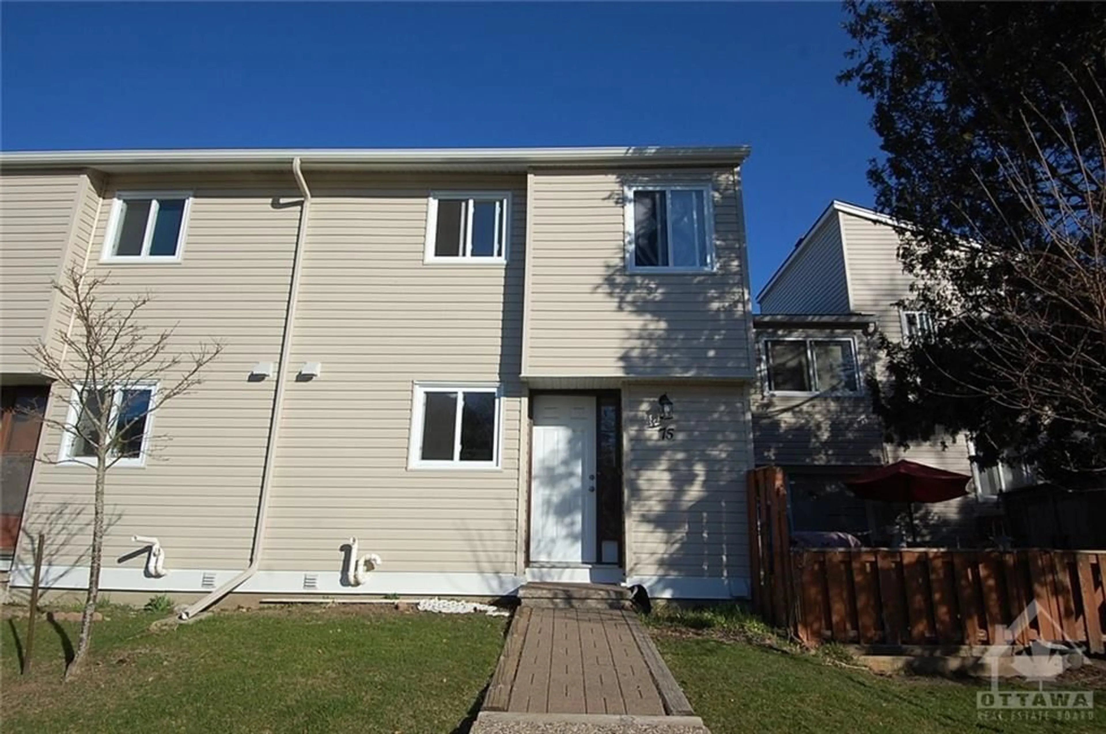 A pic from exterior of the house or condo for 75 THISTLEDOWN Crt, Ottawa Ontario K2J 1J4