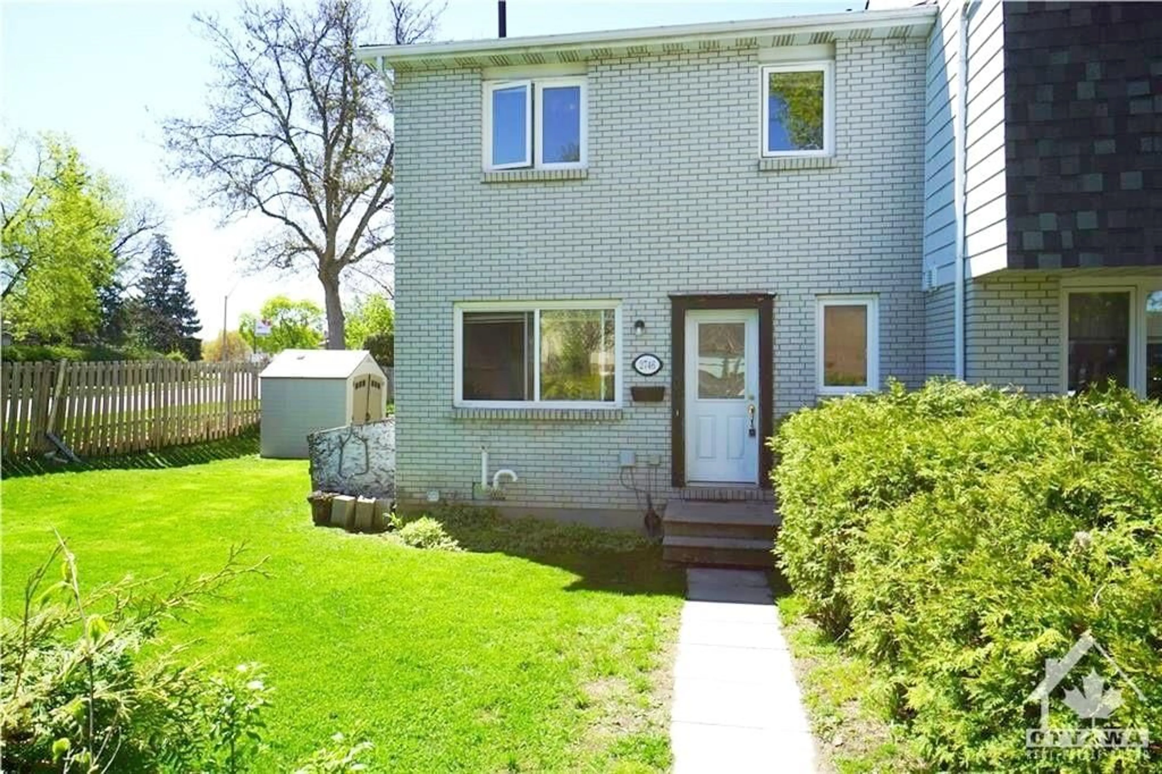 A pic from exterior of the house or condo for 2746 CONSUL Ave, Ottawa Ontario K2H 7H7