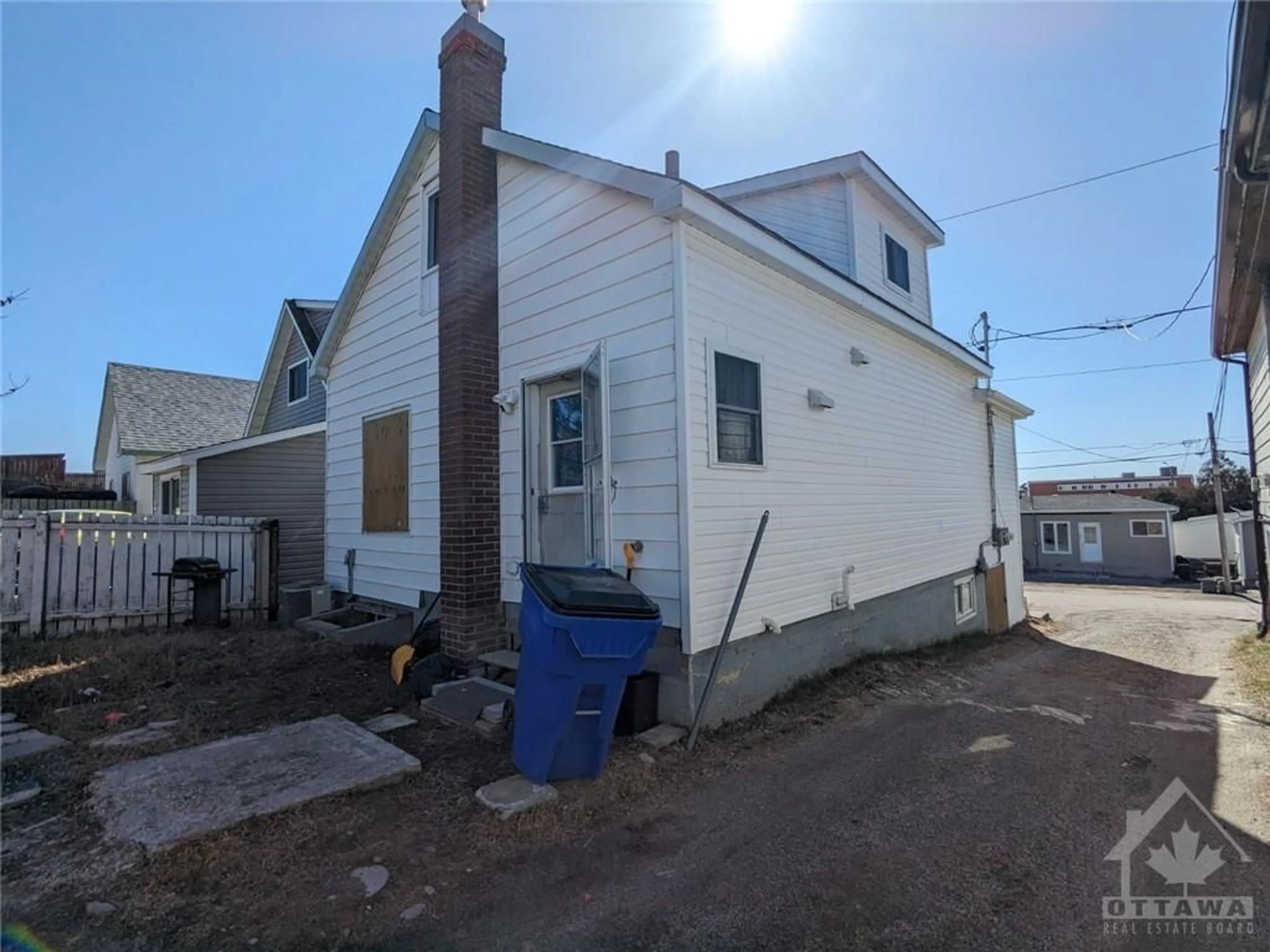 Frontside or backside of a home for 320-322 BIRCH St, Timmins Ontario P4N 6E6