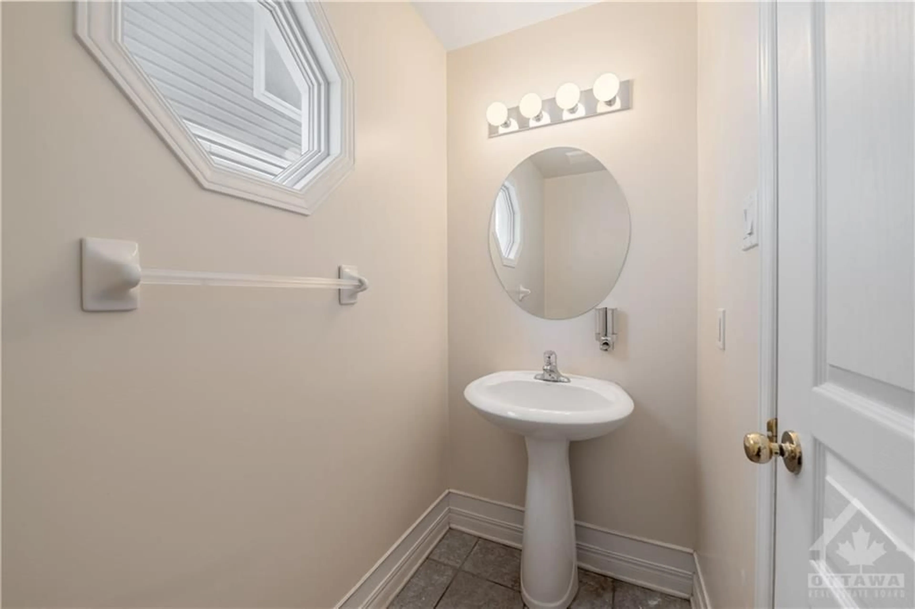 Standard bathroom for 330 PARKIN Cir, Ottawa Ontario K1T 4G6