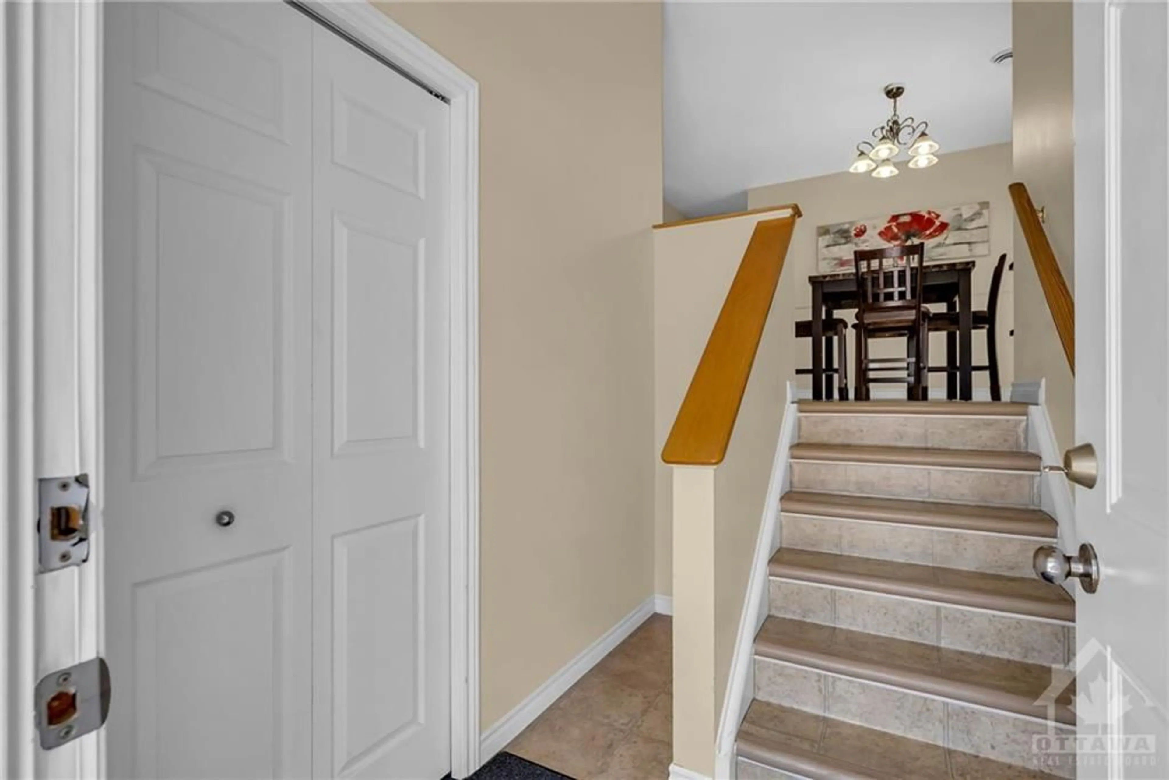 Indoor foyer for 1547 VERCHERES St, Ottawa Ontario K1C 7C7