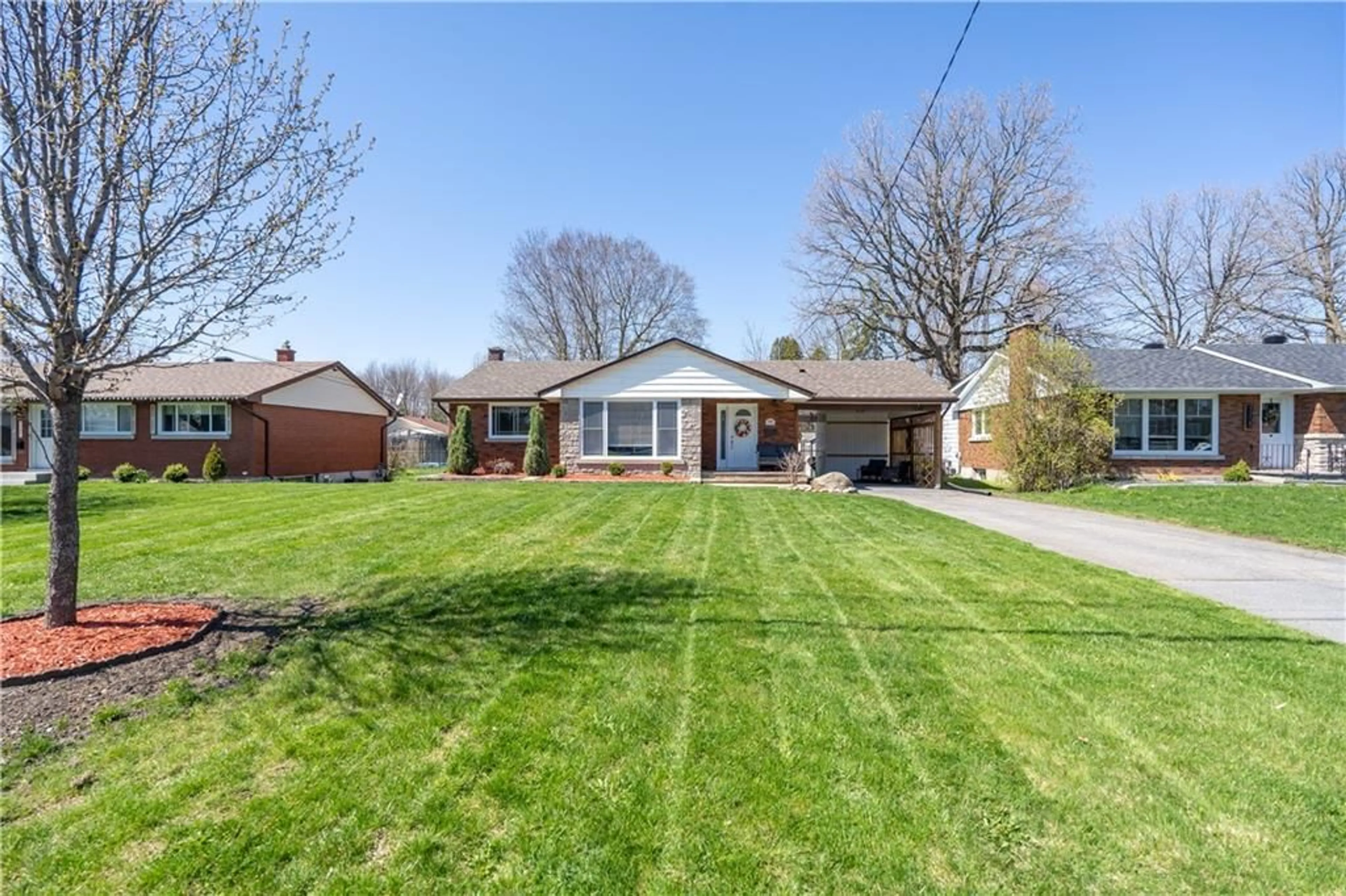 Frontside or backside of a home for 1707 PETER St, Cornwall Ontario K6J 1W9