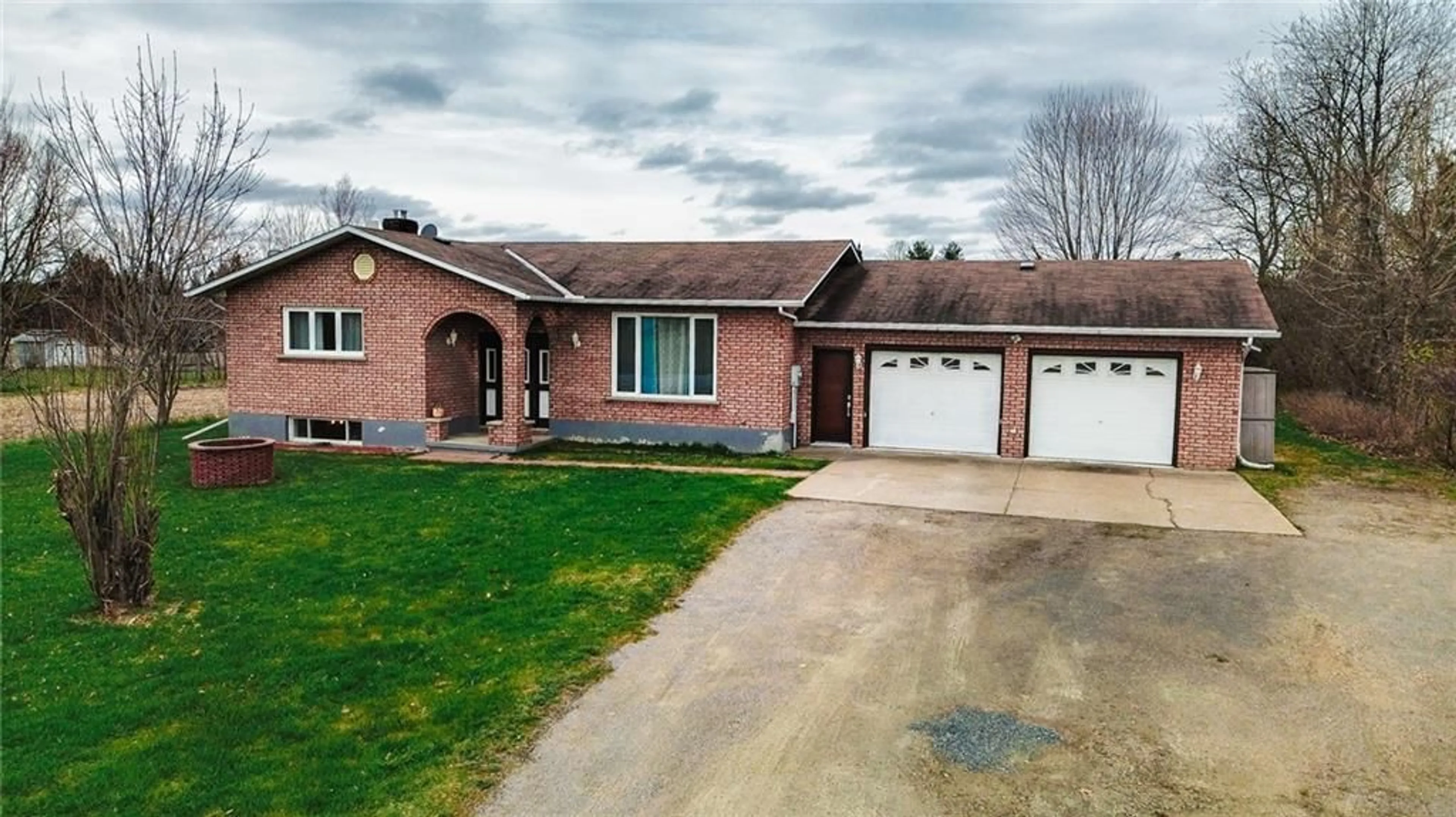 Home with brick exterior material for 40073 41 Hwy, Pembroke Ontario K8A 6W5