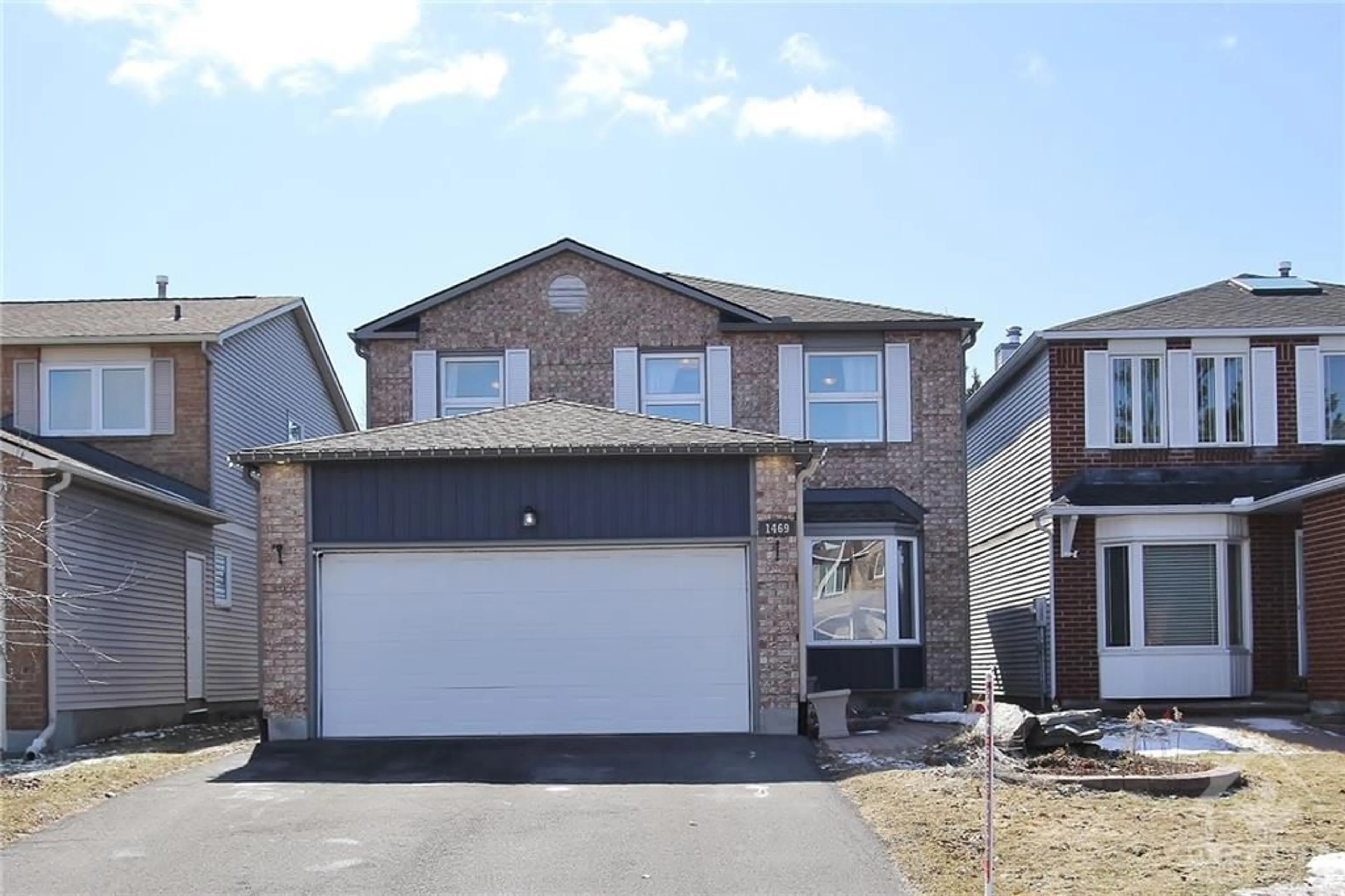 Frontside or backside of a home for 1469 LAURIN Cres, Ottawa Ontario K1E 3G9