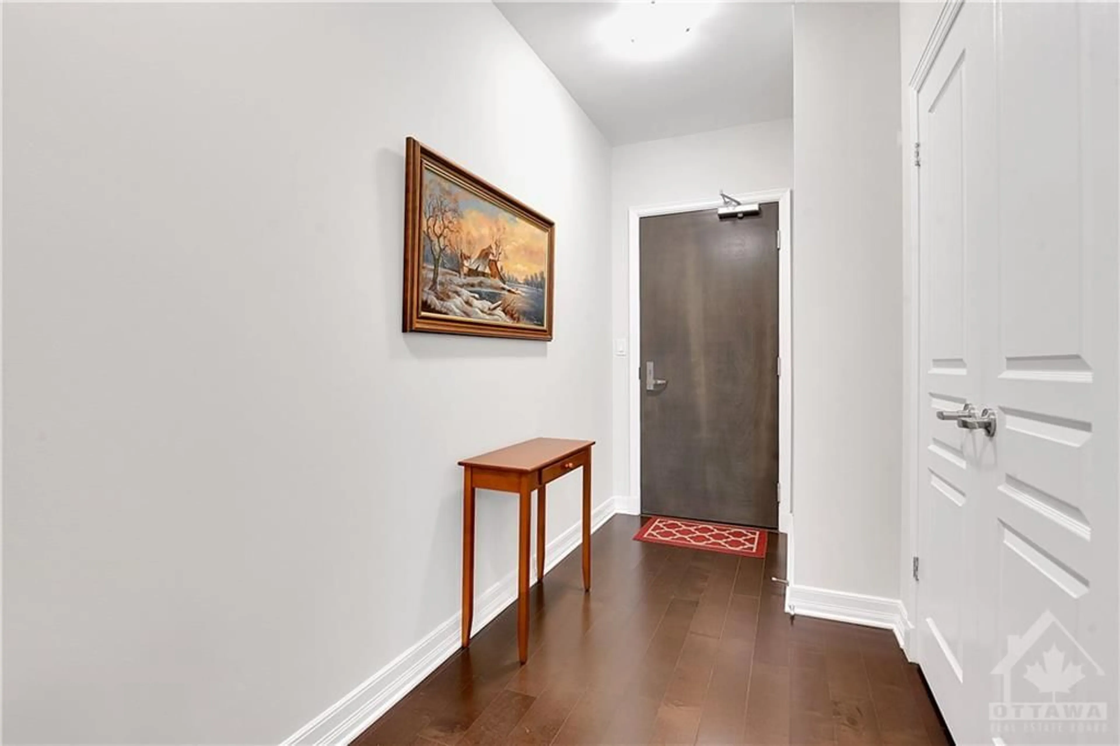 Indoor foyer for 238 BESSERER St #204, Ottawa Ontario K1N 6B1